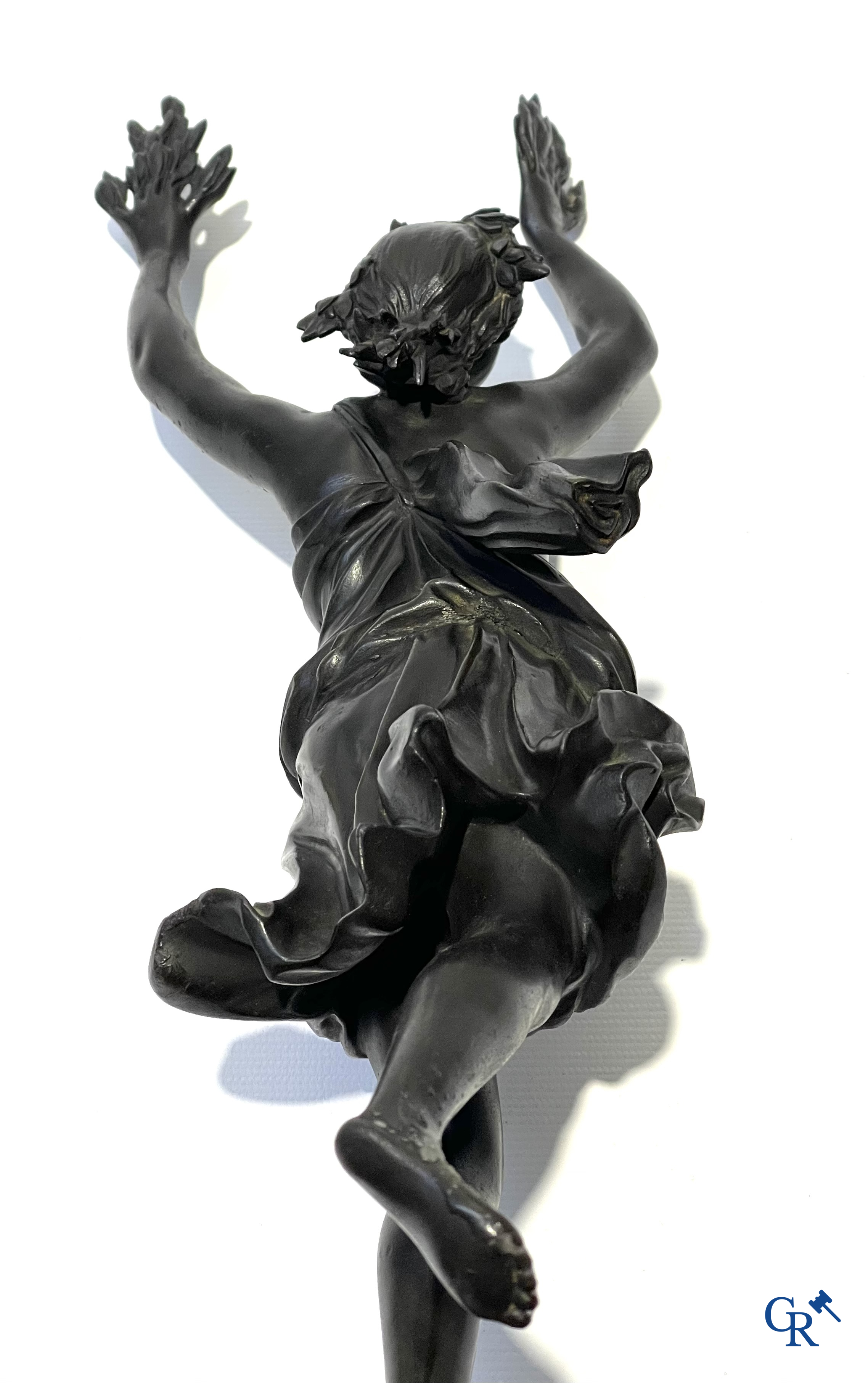 Bronzen beeld in de antieke stijl met voorstelling van Daphne, naar de Griekse mythe van Apollo en Daphne. 19e eeuw.