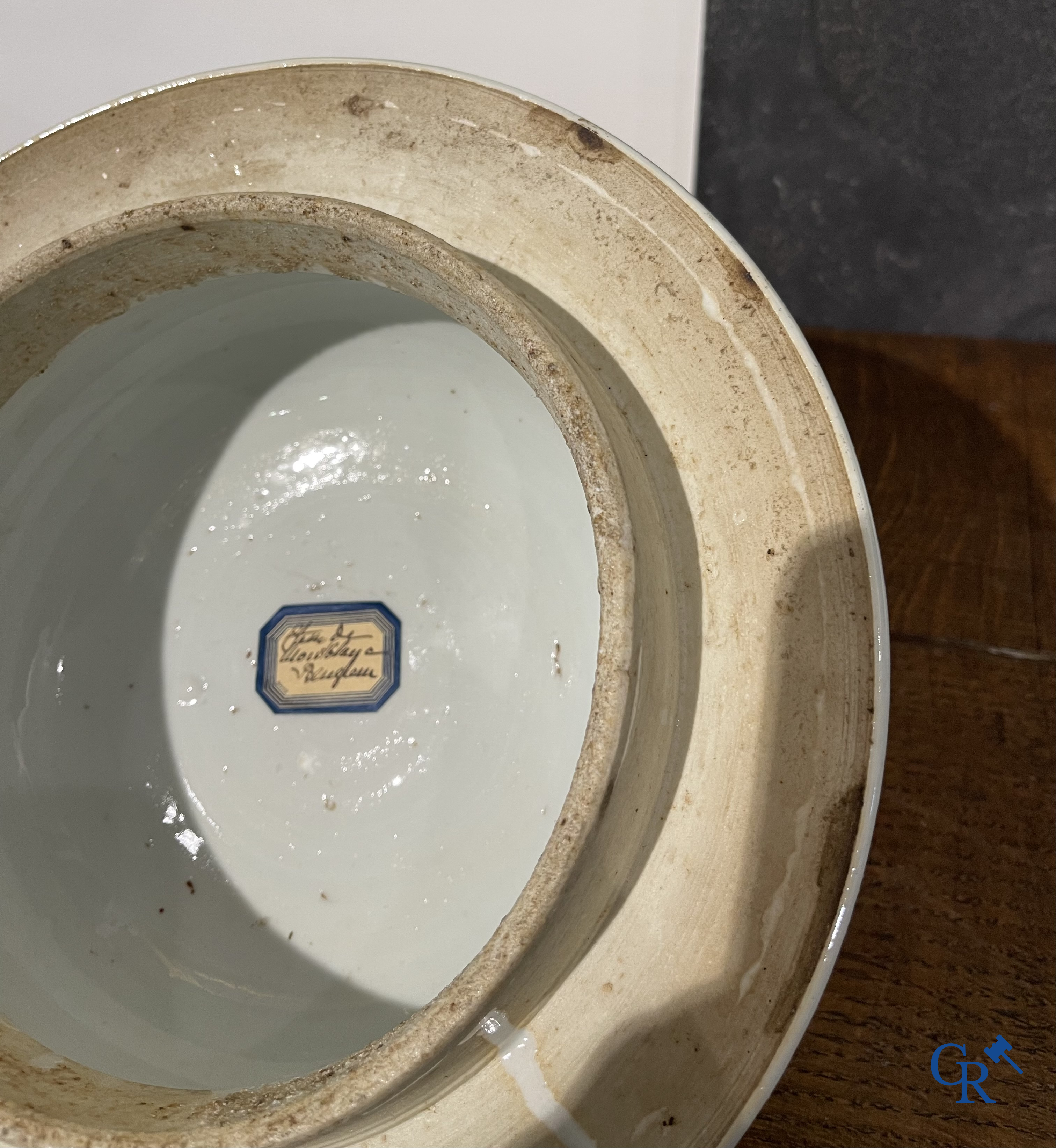 Asian Art. Chinese porcelain. A massive Chinese blue and white baluster vase and lid with lotus roll decor. 19th century.