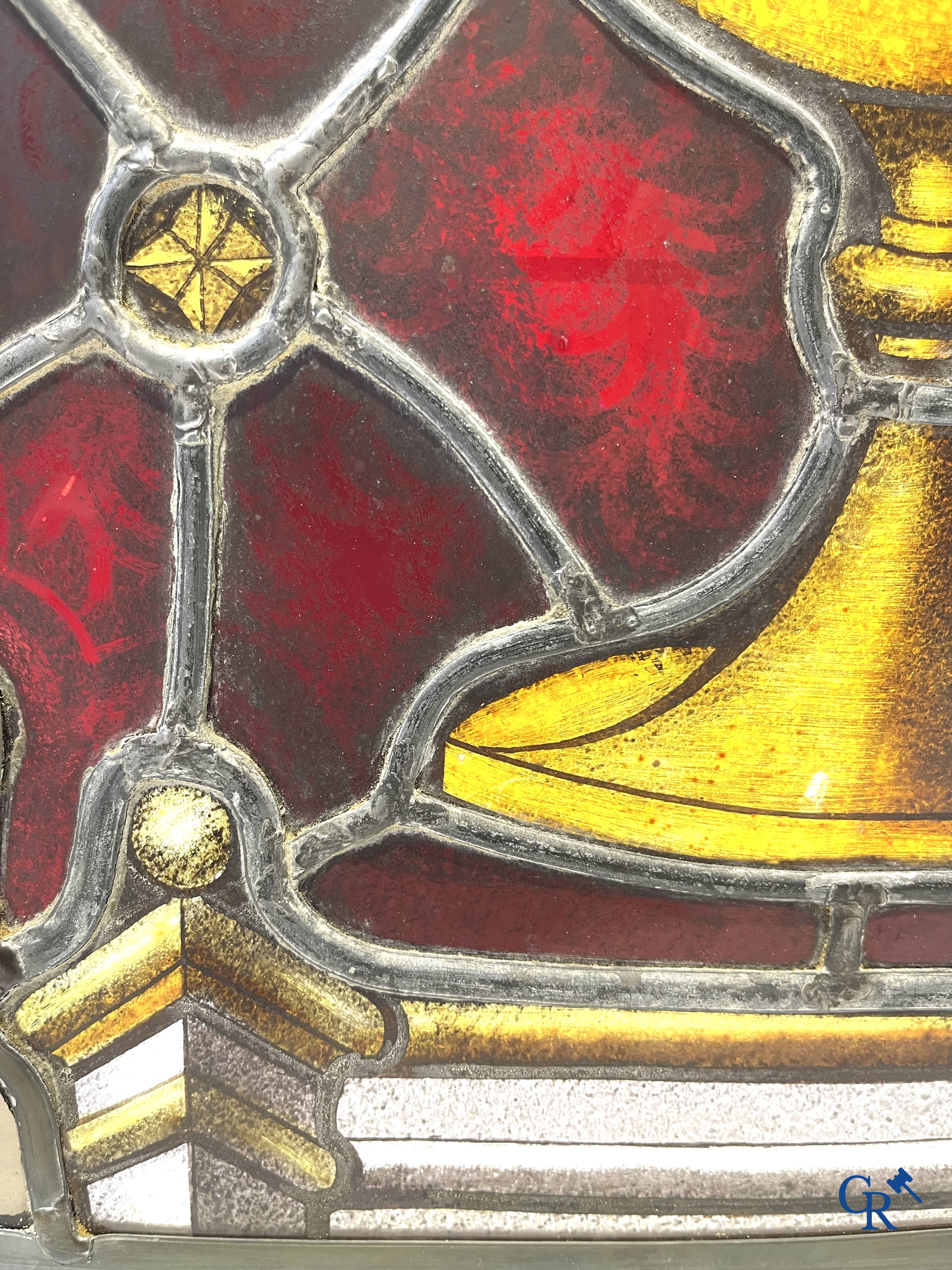 Religieuze objecten. Glas in loodraam met brandglas, kader met kruis in bewerkt leder, ovale kader als souvenir.