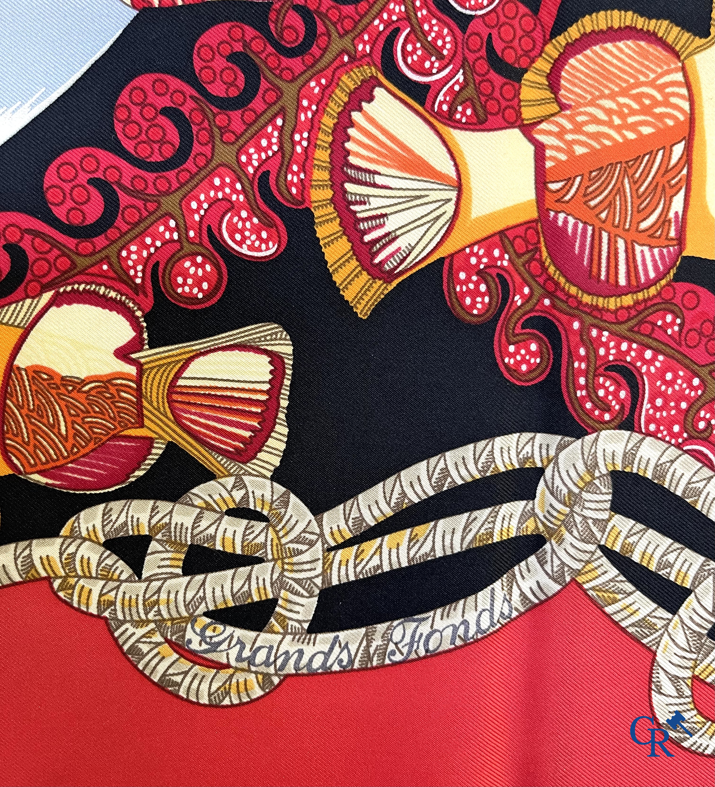 HERMES Paris. 2 Hermès sjaals in originele doos. Grands Fonds, Annie Faivre en Kachinas, Kermit Oliver.