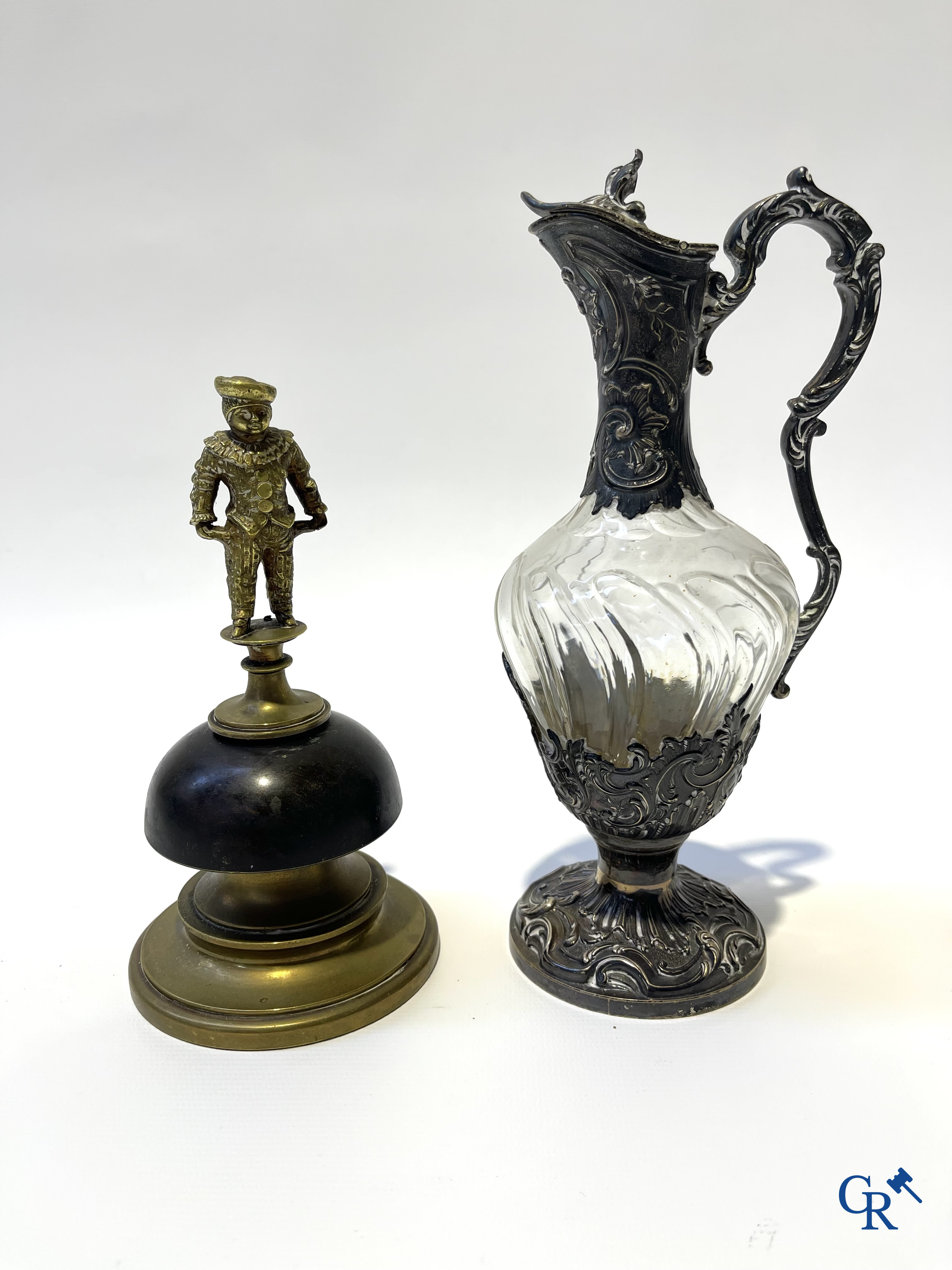 Lot brocante: Karaf, Val Saint Lambert, bronzen tafelbel, karaf met zilver montuur, miniatuur Thomas Sidney Cooper, enz.