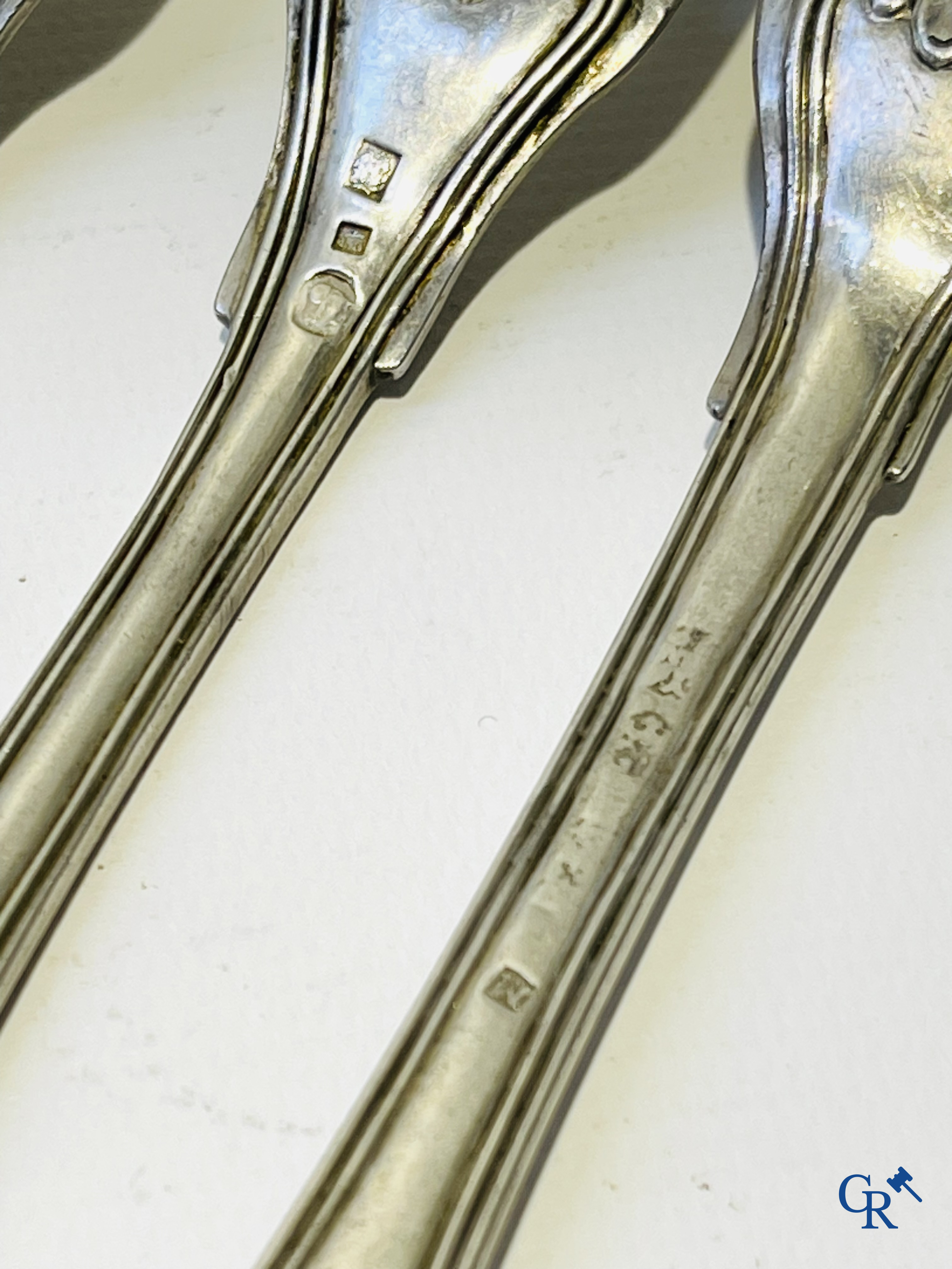 Zilver. Lot betaande uit 12 stuks zilver bestek. België, 18e en 19e eeuw.