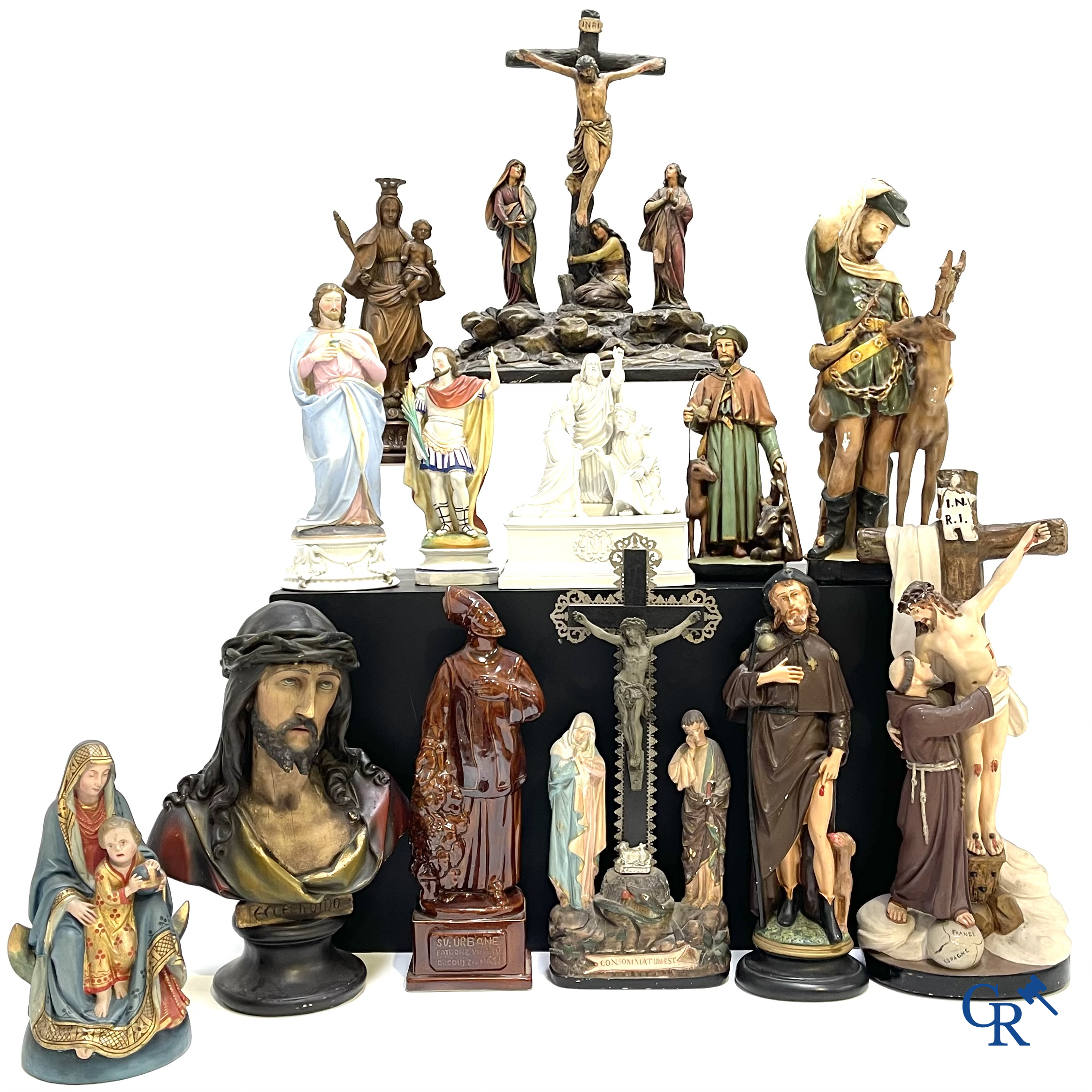 Religieuze objecten. Een groot lot heiligenbeelden in biscuit, hout, faience en plaaster.