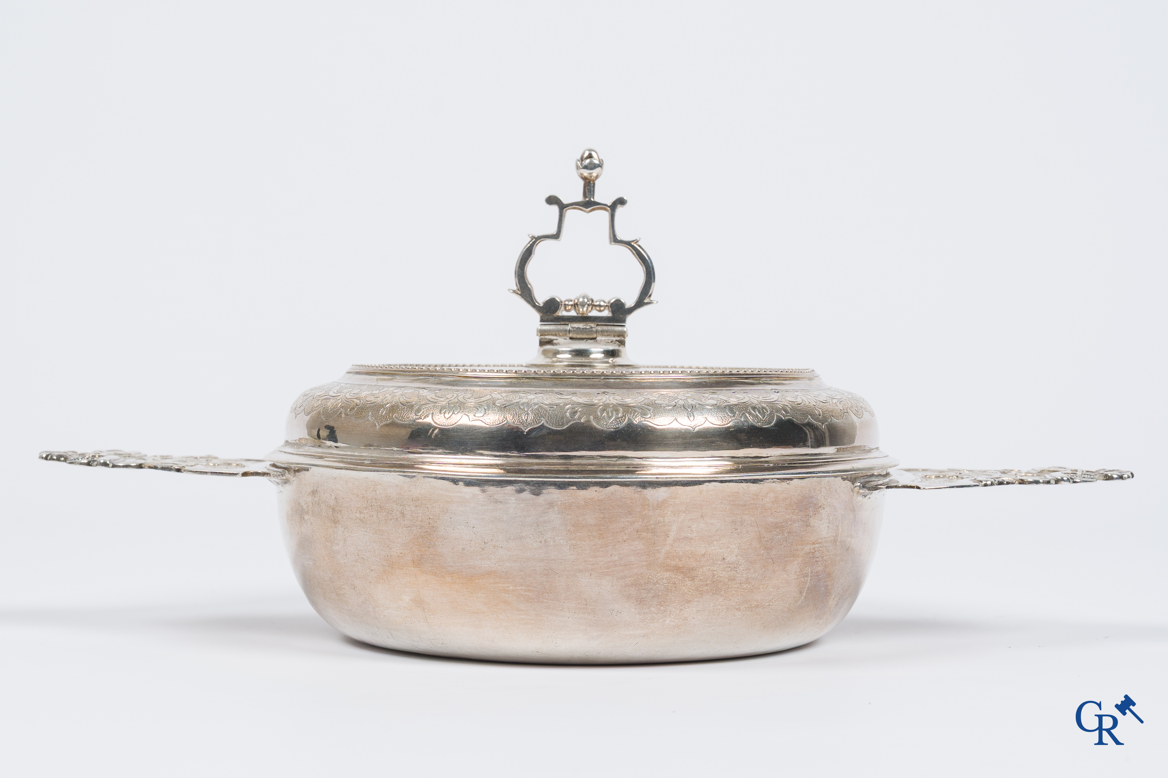 Zilver. Mechelen, 1ste helft 18e eeuw, circa 1720.  Ronde dekselschotel met 2 platte handvaten. Meestermerk met anker.