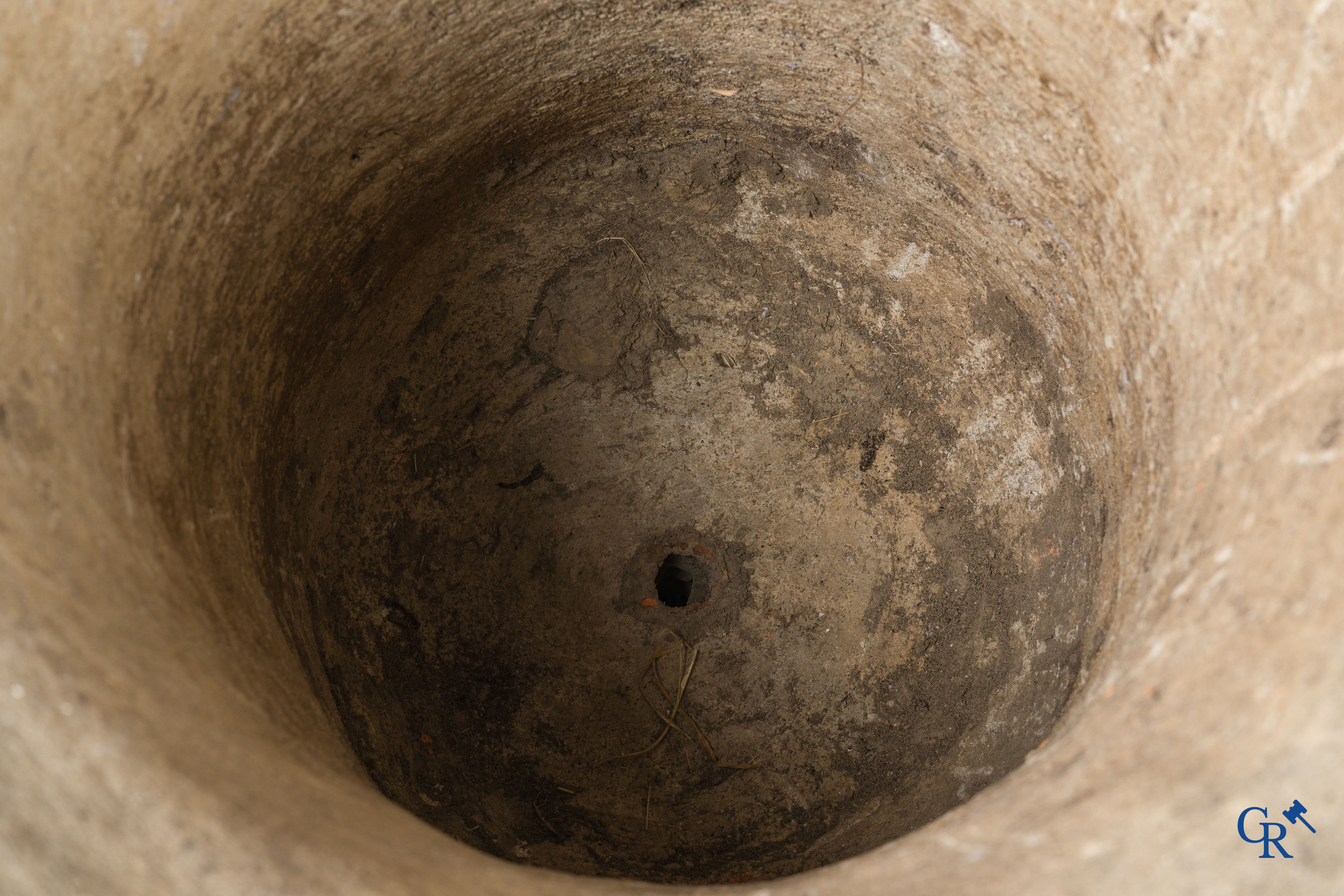 Tuindecoratie, een imposante tuinvaas in beton met saterkoppen. Oude patina, 19de eeuw.