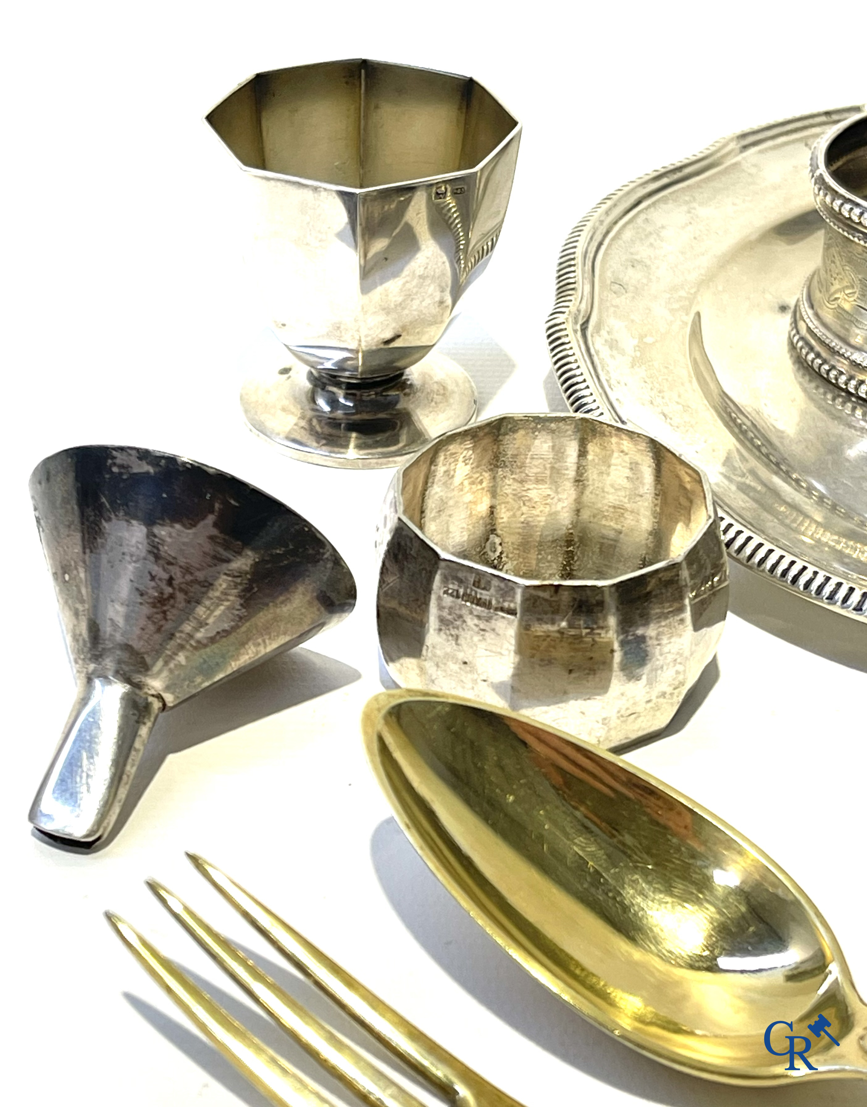 Lot met diverse vitrineobjecten in zilver en andere. Diverse keurmerken waaronder Delheid, Victor Boivin enz. 19e eeuw.