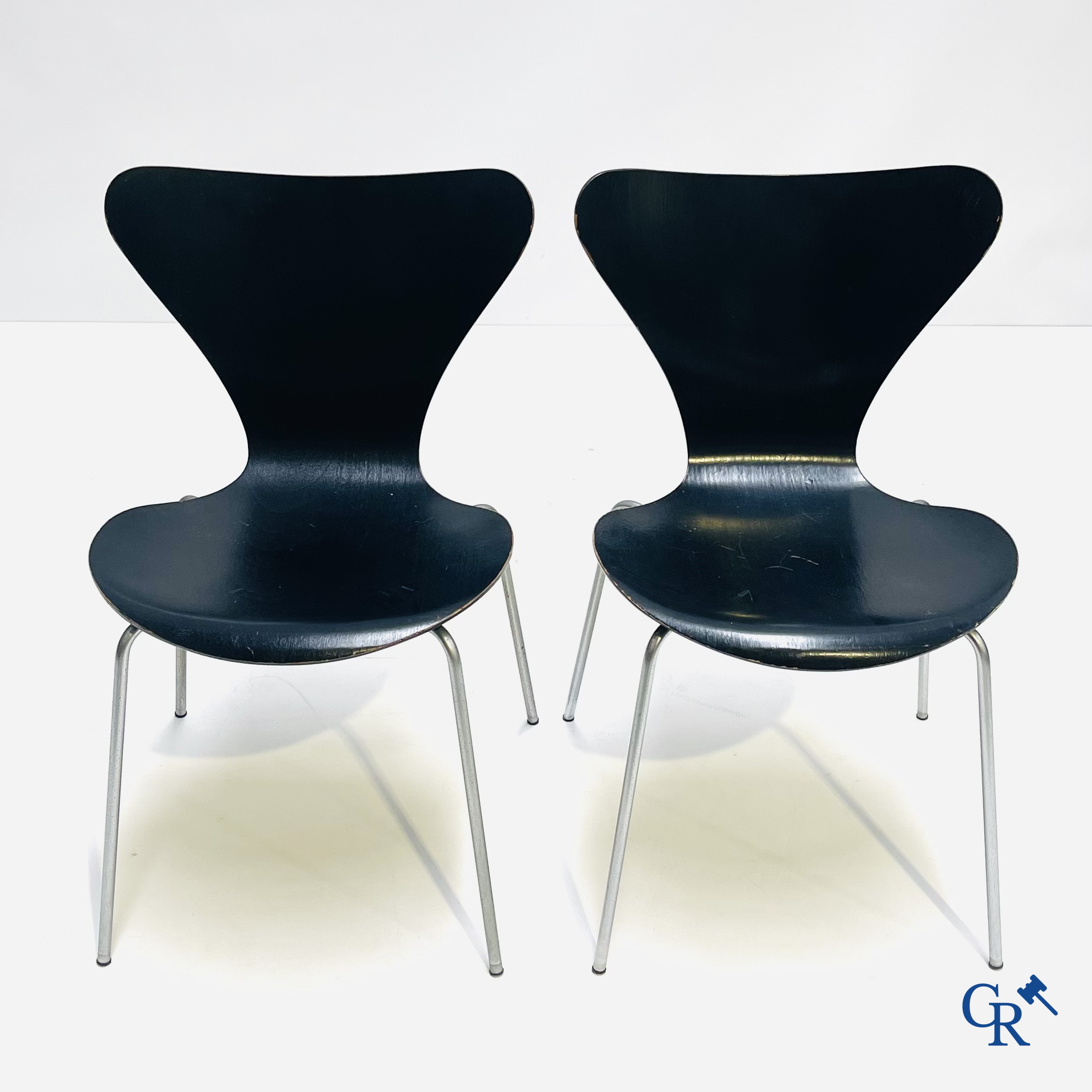 Arne Jacobsen (1902-1971) Een reeks van 4 stoelen in hout en metaal. Editie Fritz Hansen.