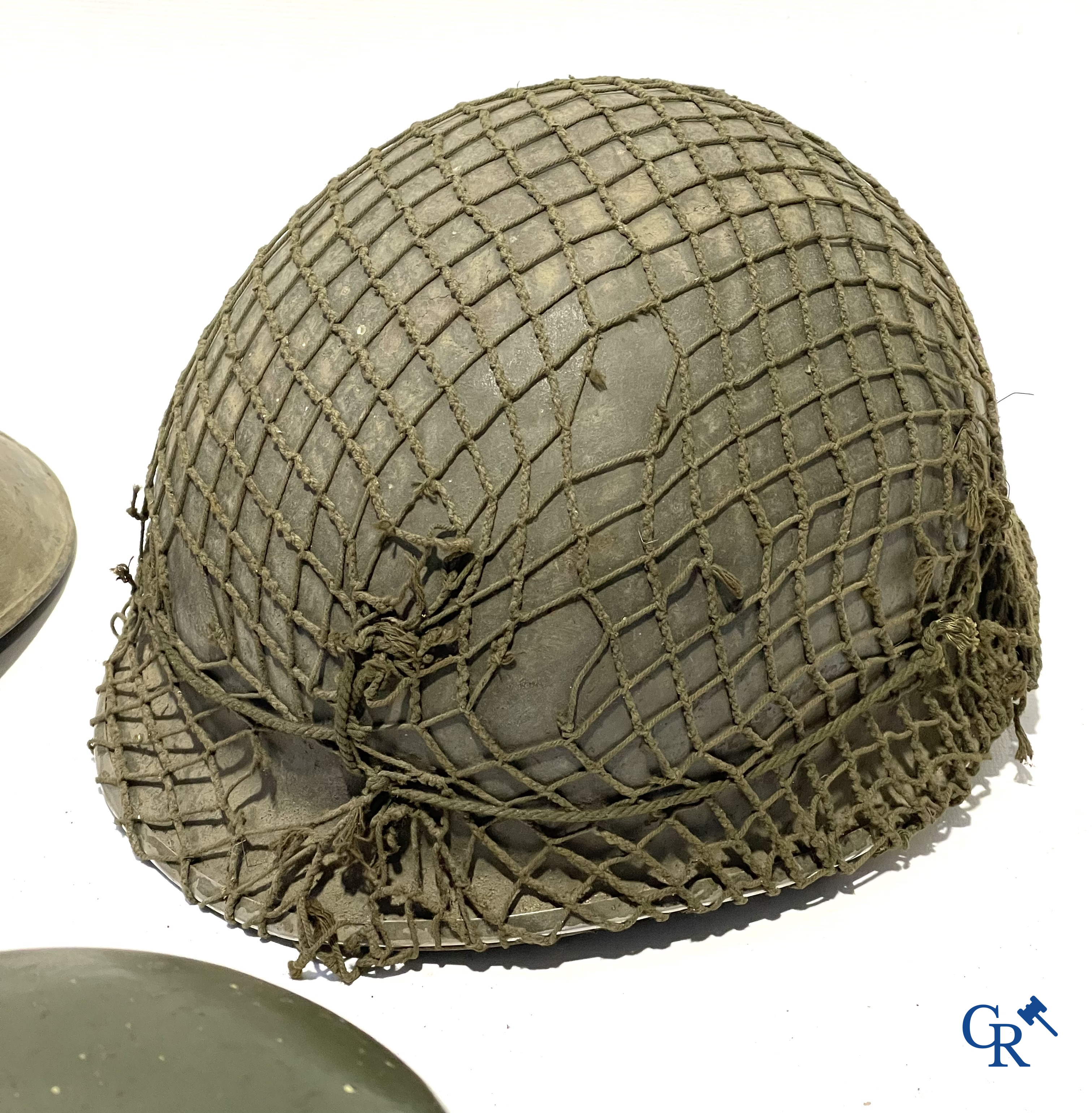 Militaria. Kavel van 5 militaire hoofddeksels, sommige WO II waaronder een officiers pet van The Headline Hat Co, 1941.