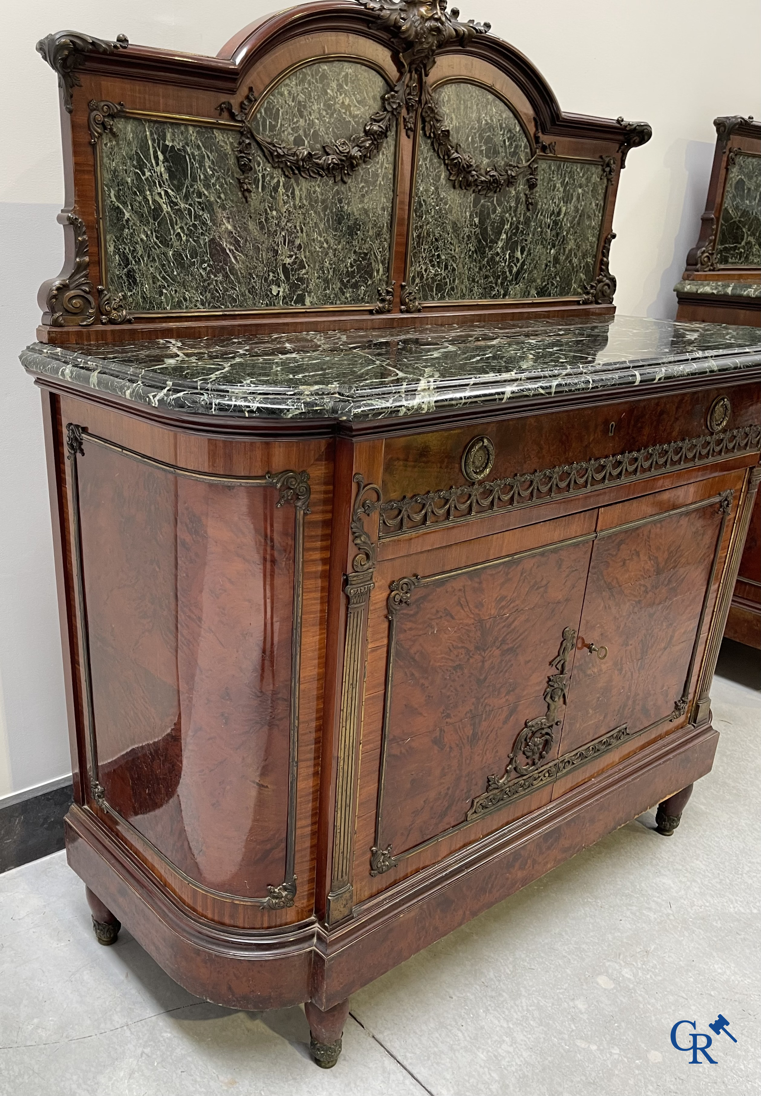 Uitzonderlijk eetkamermeubilair in mahoniehout fineer, marmer en brons. Napoleon III stijl. Circa 1900.