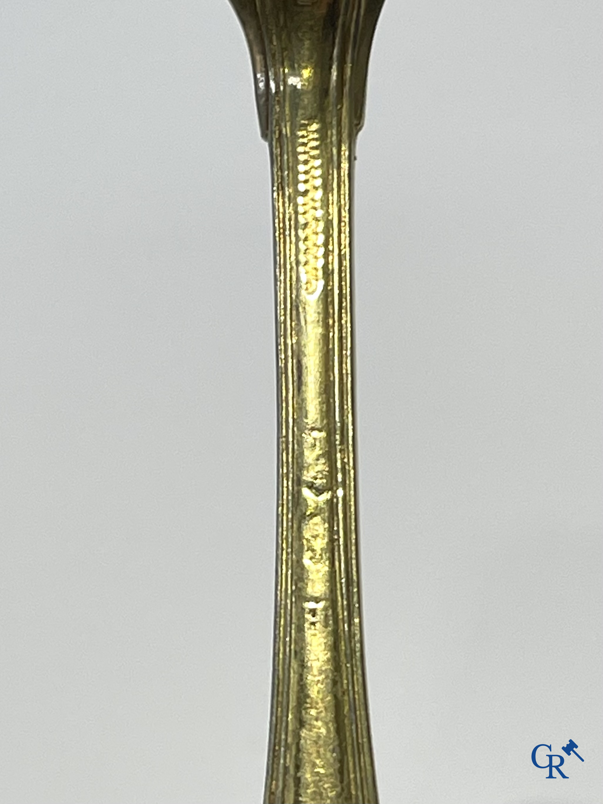 Zilver. Reeks van 12 dessert lepels in vermeil. Licht uitgewiste keurmerken. Hoogstwaarschijnlijk Luik. 18e  eeuw.