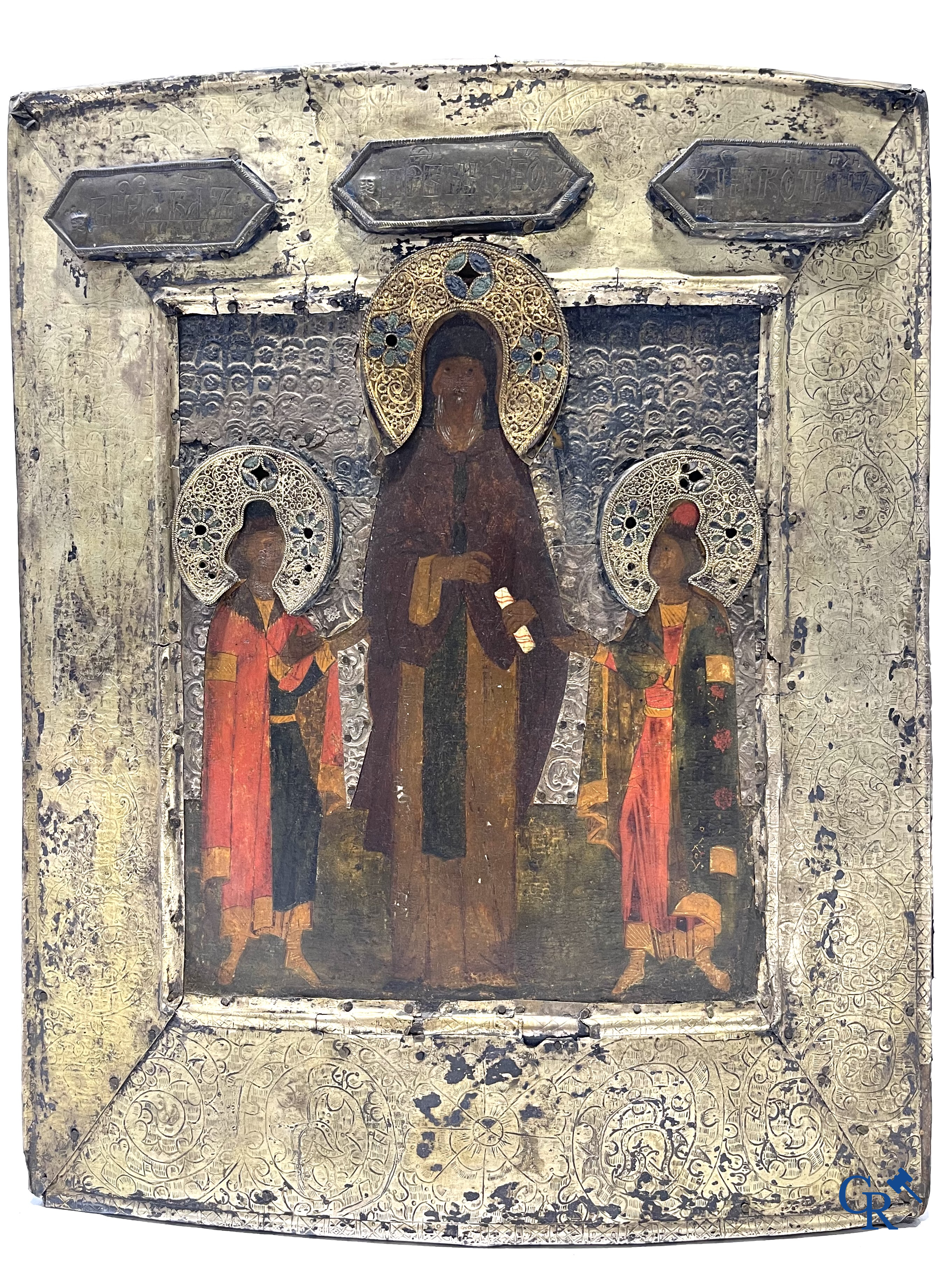 2 Russische ikonen. Ikoon met zilver oklad, meerdere keurmerken en een ikoon met Saint Seraphim of Sarov. 19e.