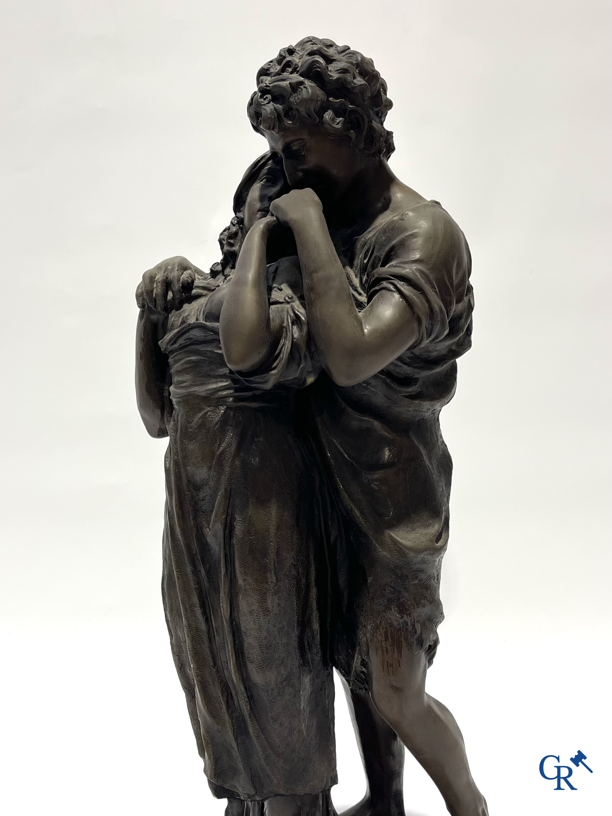 Groot bronzen beeld op marmer sokkel. Romantisch koppel. Bronze garanti. JB Paris. Postuum.