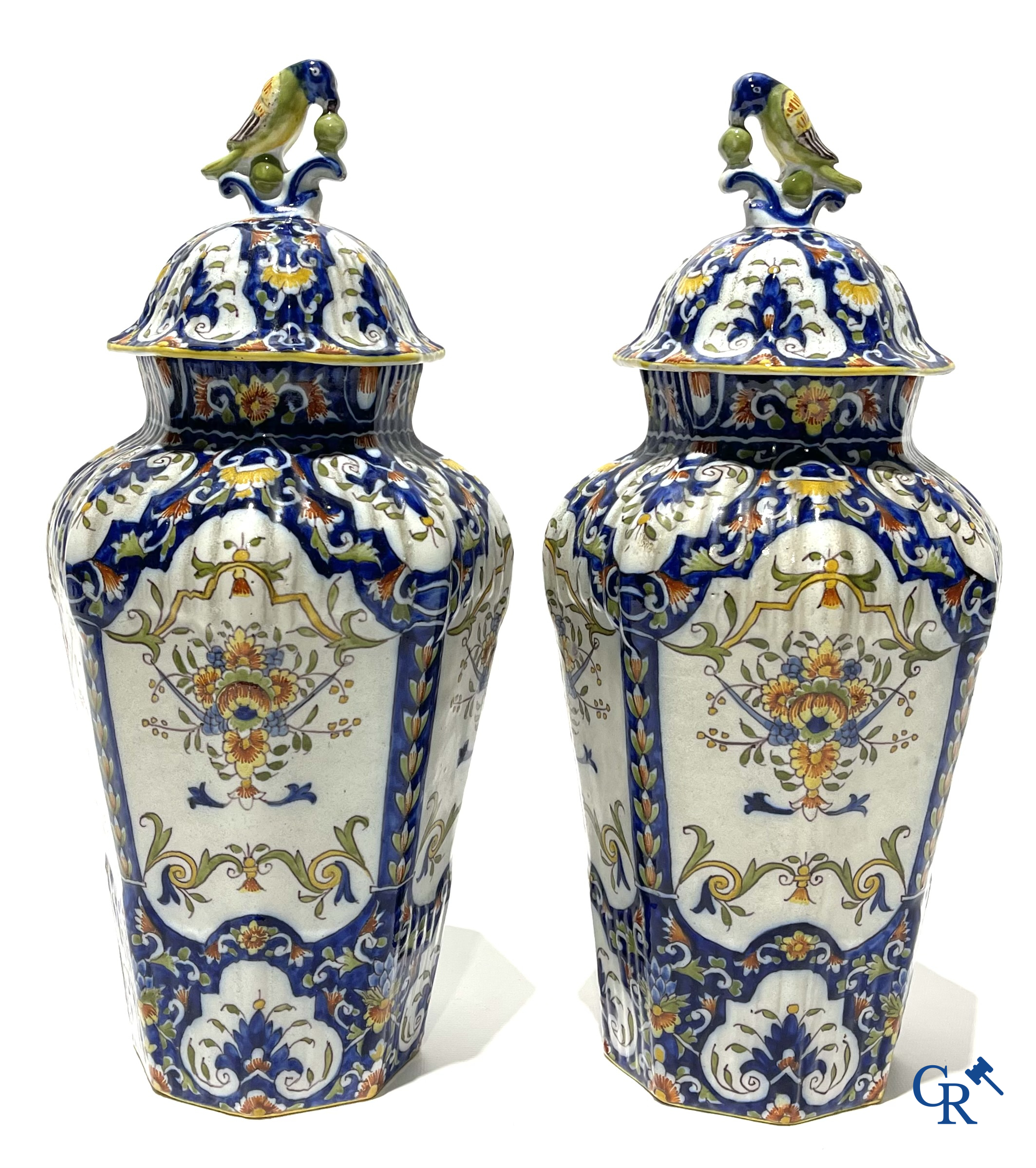 Faience van Rouen, Devres. Interessant en groot lot met diverse polychrome vormstukken. 19e eeuw.