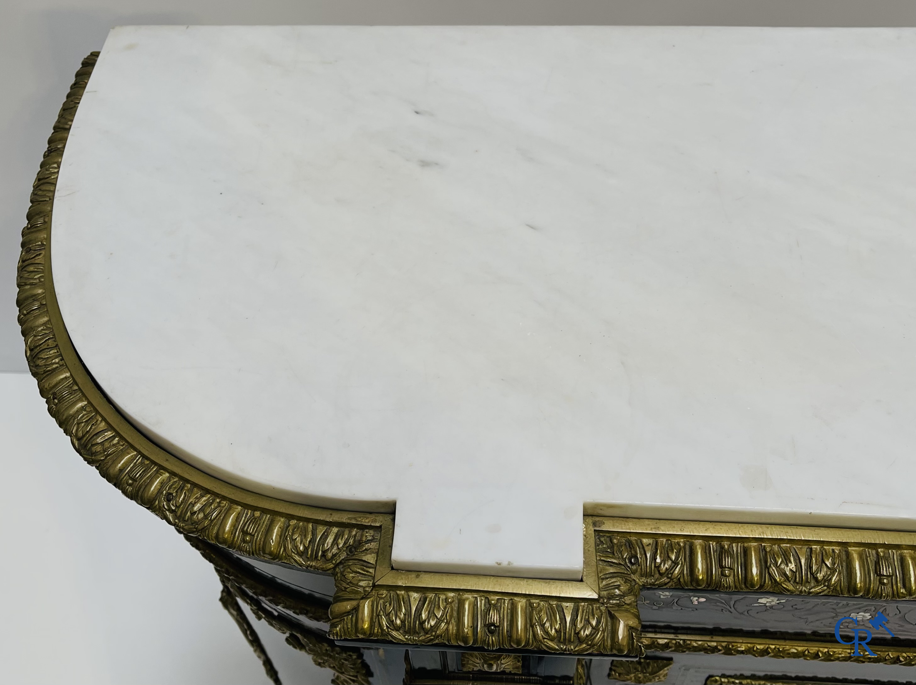 Napoleon III meubel in zwartgelakt hout en bronsbeslag. Marquetterie in de stijl van Boulle en parelmoer inlegwerk.