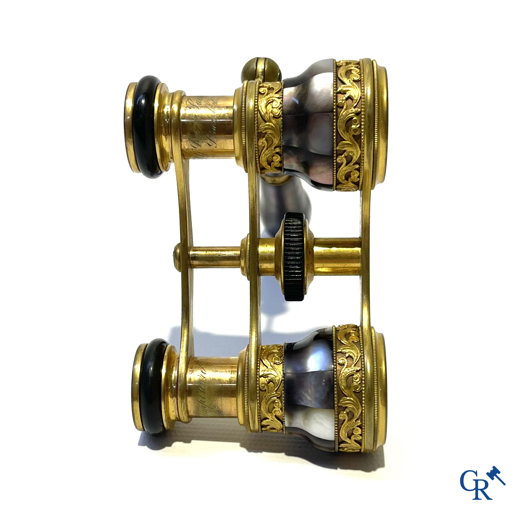 Theaterverrekijker of opera bril in fijn geciseleerd en verguld brons bewerkt met parelmoer. Desimpelaere Brussel.