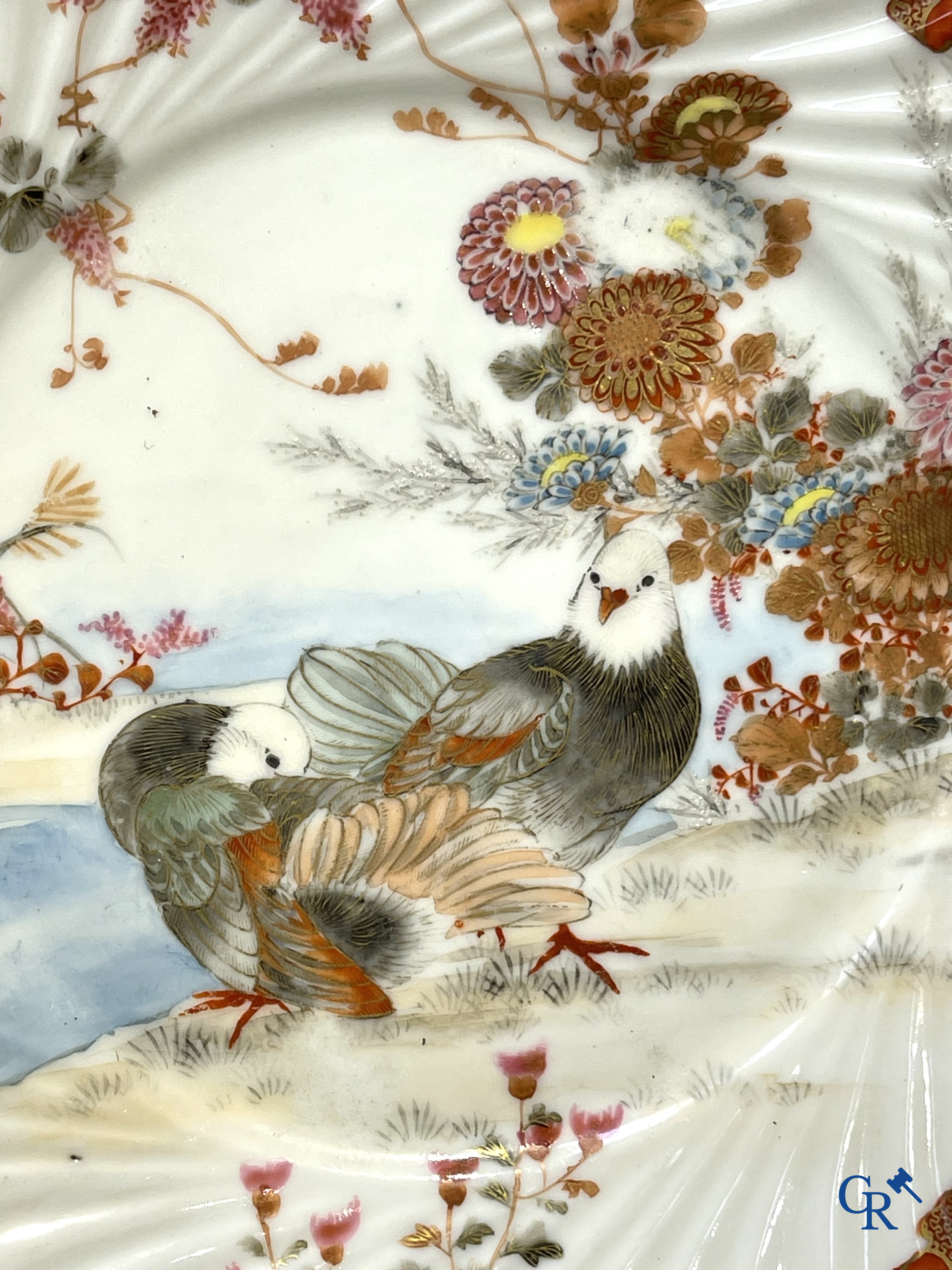 Een mooi lot brocante waaronder een Japans Kutani-porselein servies, een vaas in Val Saint Lambert en een jardinière.