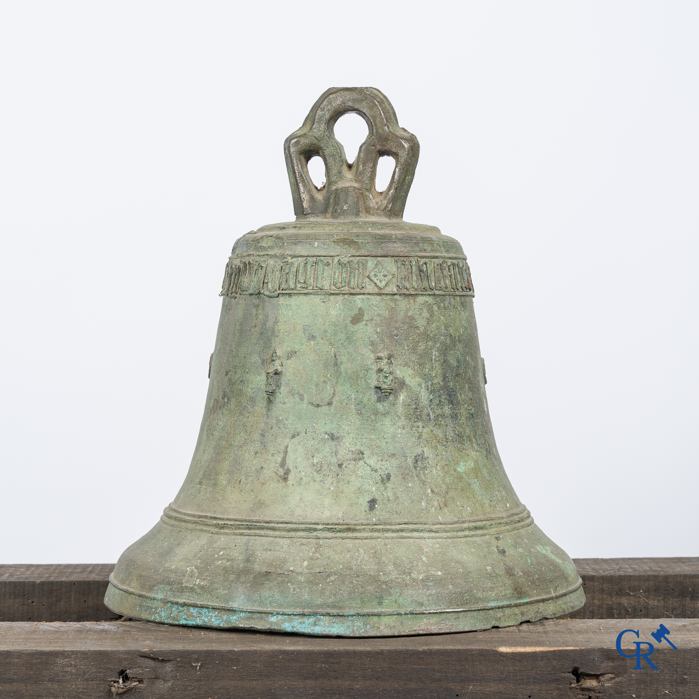 Religieuze objecten. Een antieke kerk kroonklok of bel in brons met inscriptieband. 17e-18e eeuw.