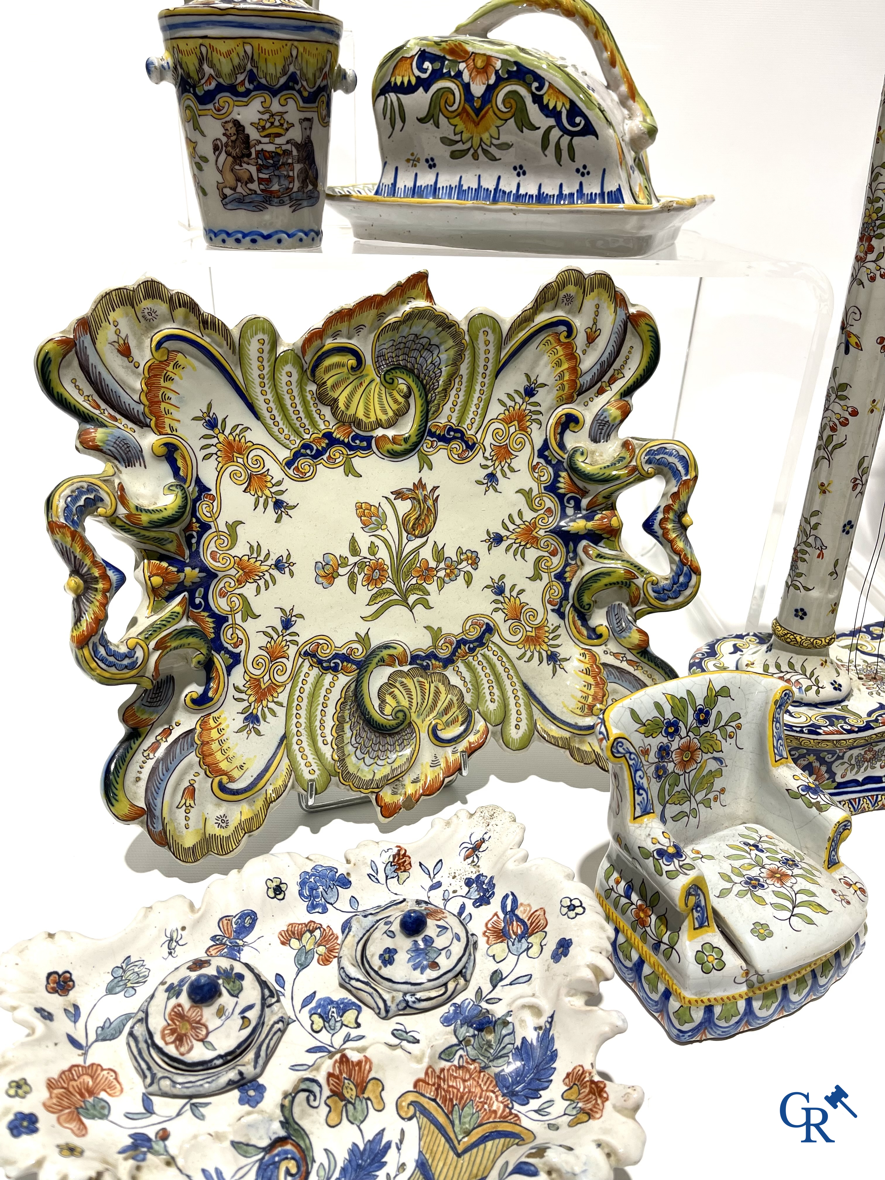 Faience van Rouen, Devres. Interessant en groot lot met diverse polychrome vormstukken. 19e eeuw.