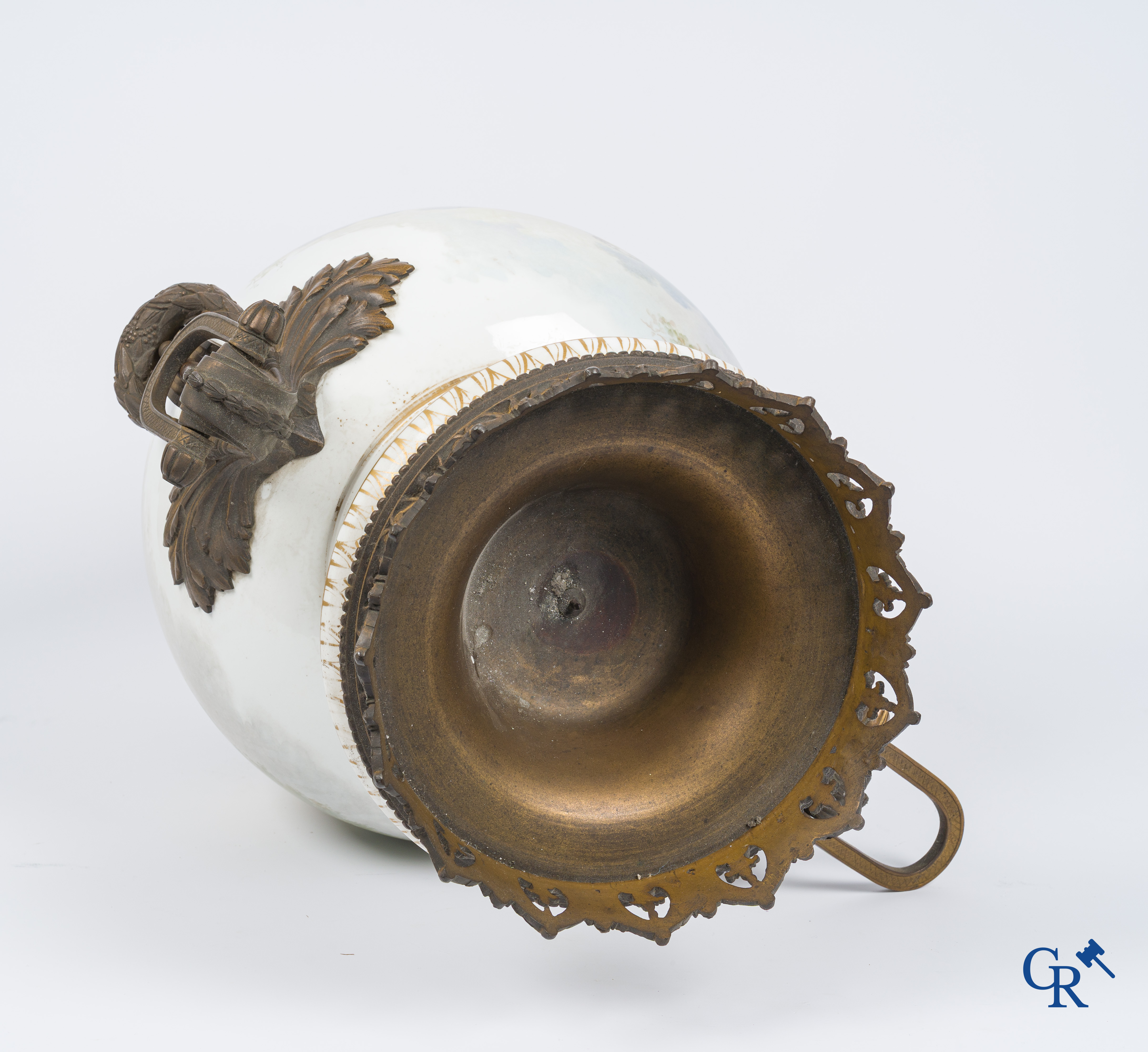 Sèvres. Een paar grote vazen op draaisokkel in Sèvres porselein met bronzen monturen. Gesigneerd Bertren. LXVI-stijl.