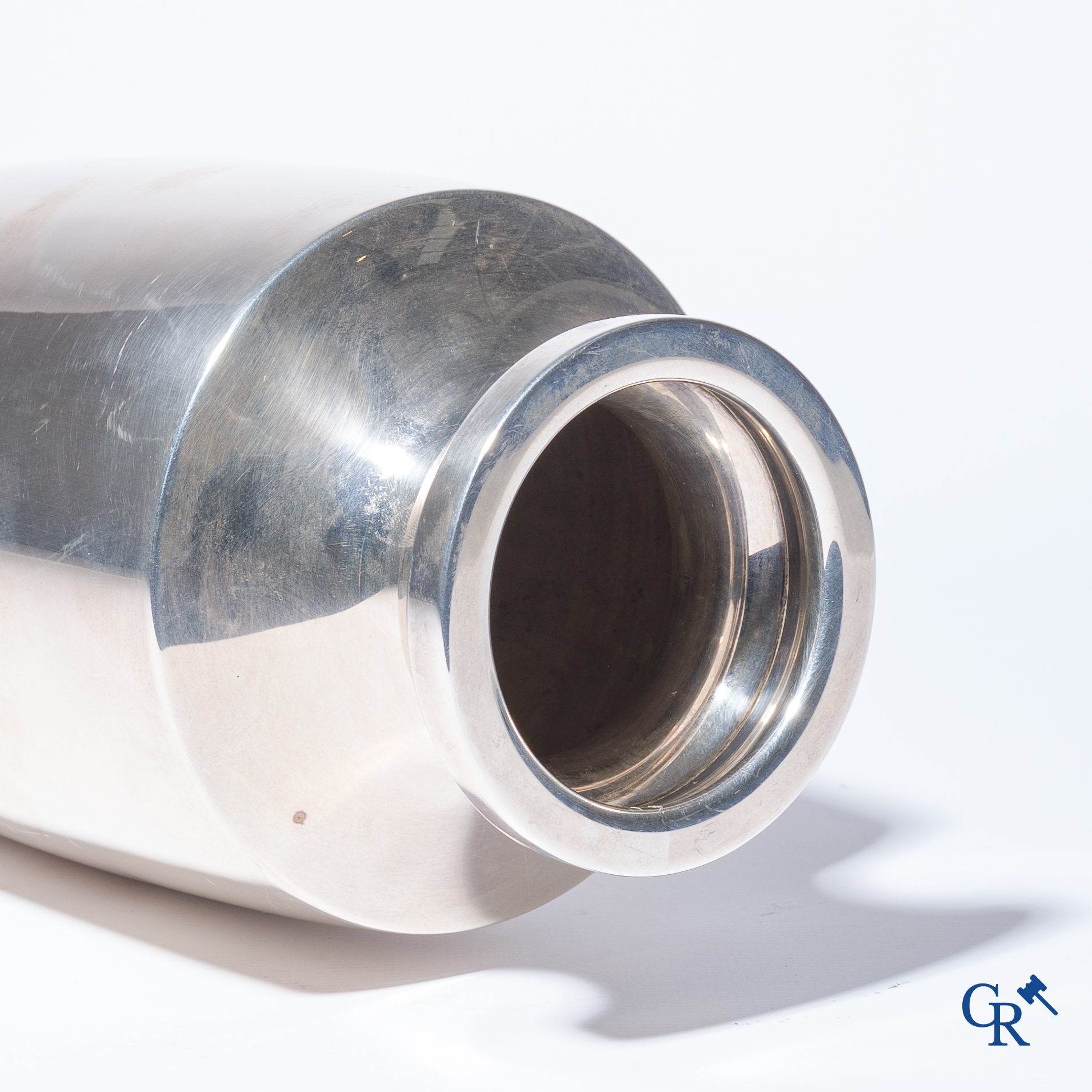 Aziatica. Japanse keizerlijke vaas in zilver gedecoreerd met een gouden floraal medaillon, Kiku Mon. 20ste eeuw.