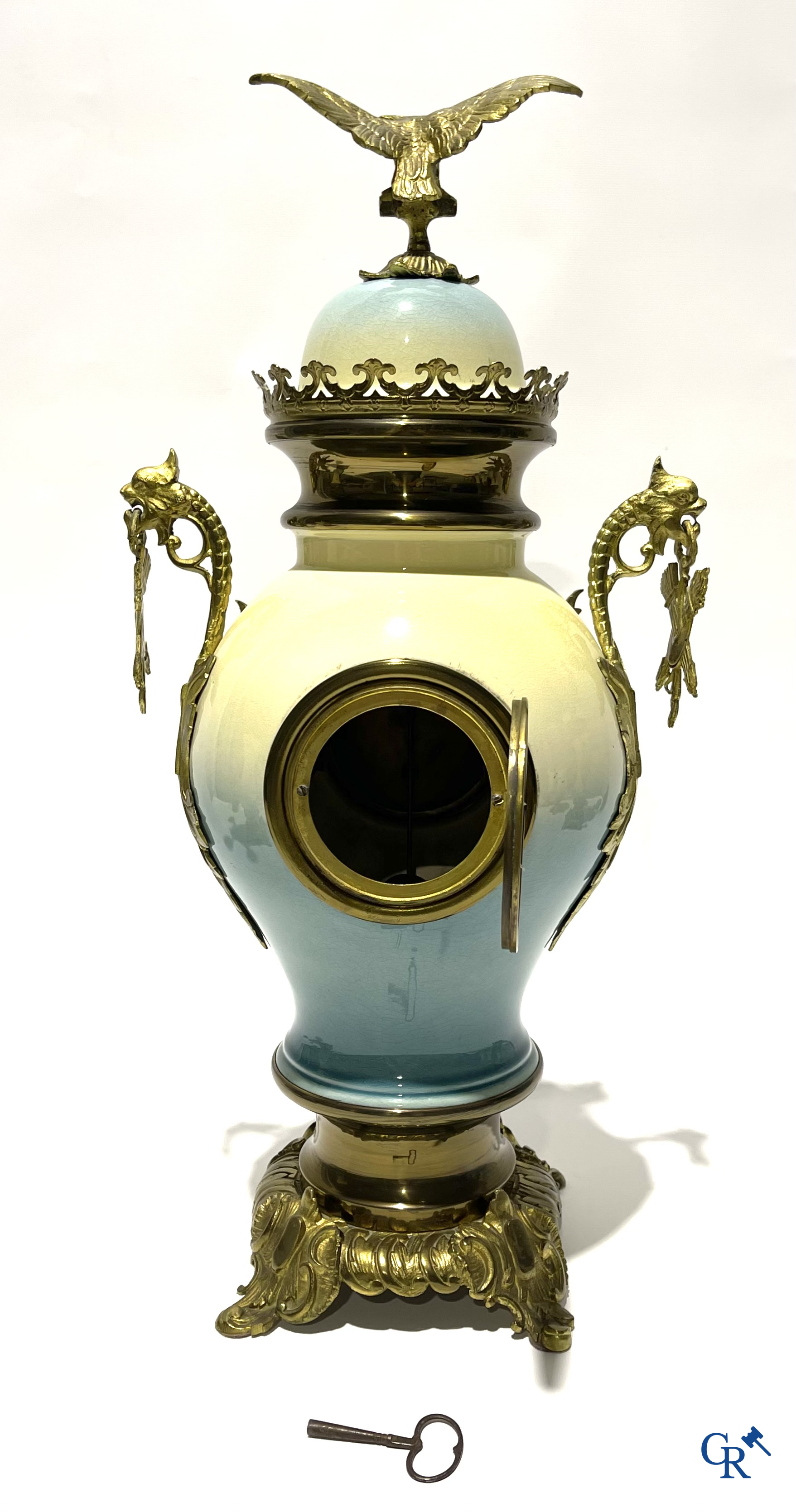 Een groot 5-delige schouwgarnituur in brons en faience. Belle Epoque, Circa 1900.