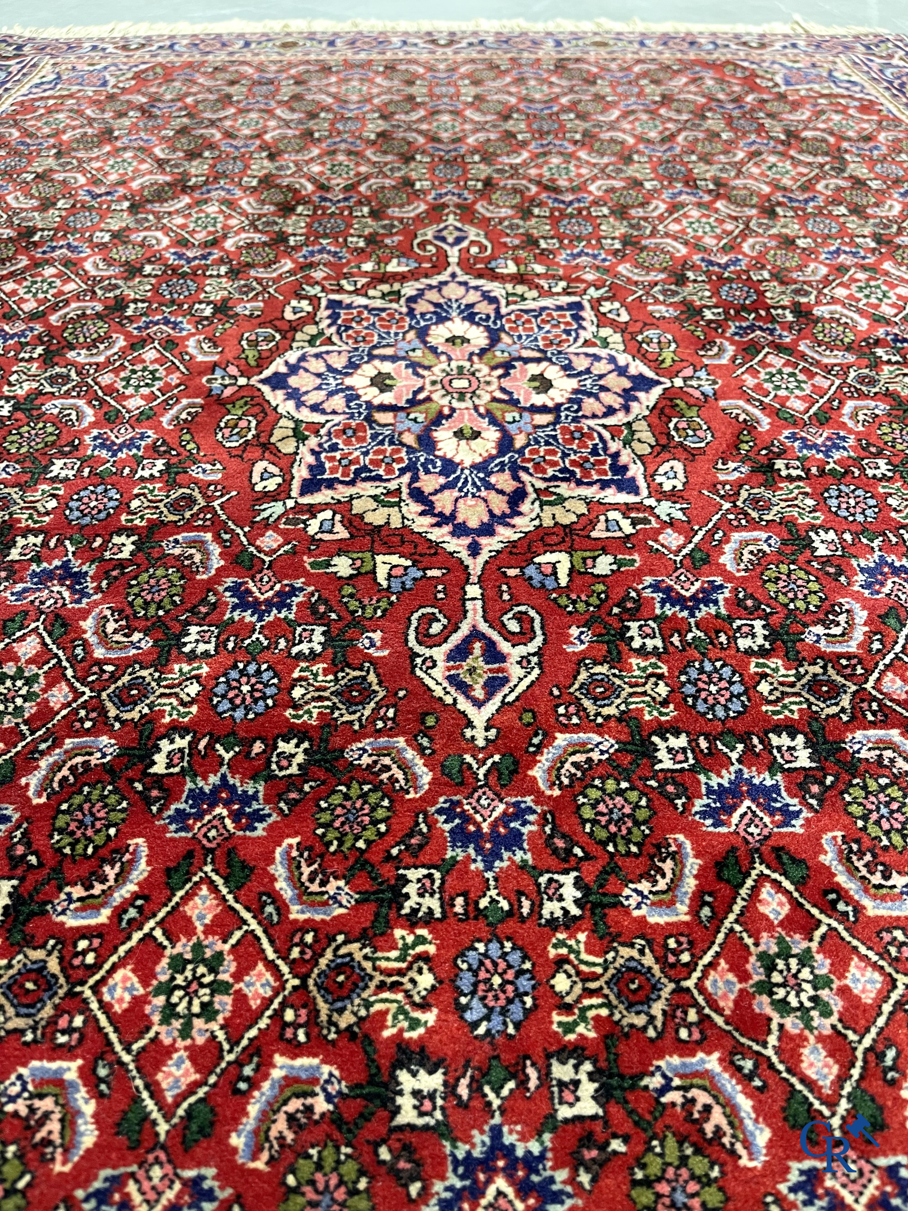 Oosterse tapijten. 2 handgeknoopte tapijten in wol.