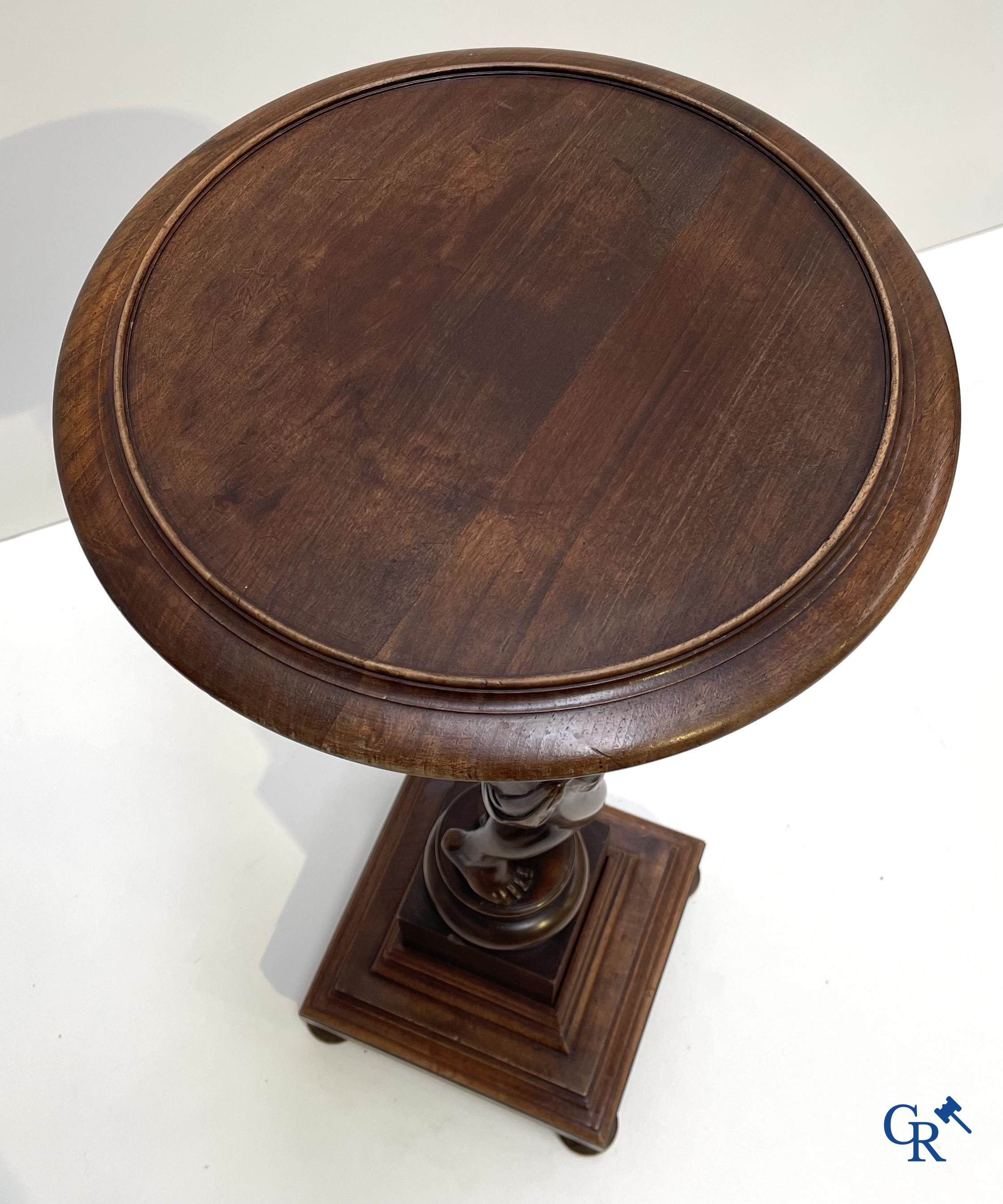 Een gesculpteerde sokkel in fruithout met putti. Circa 1920.