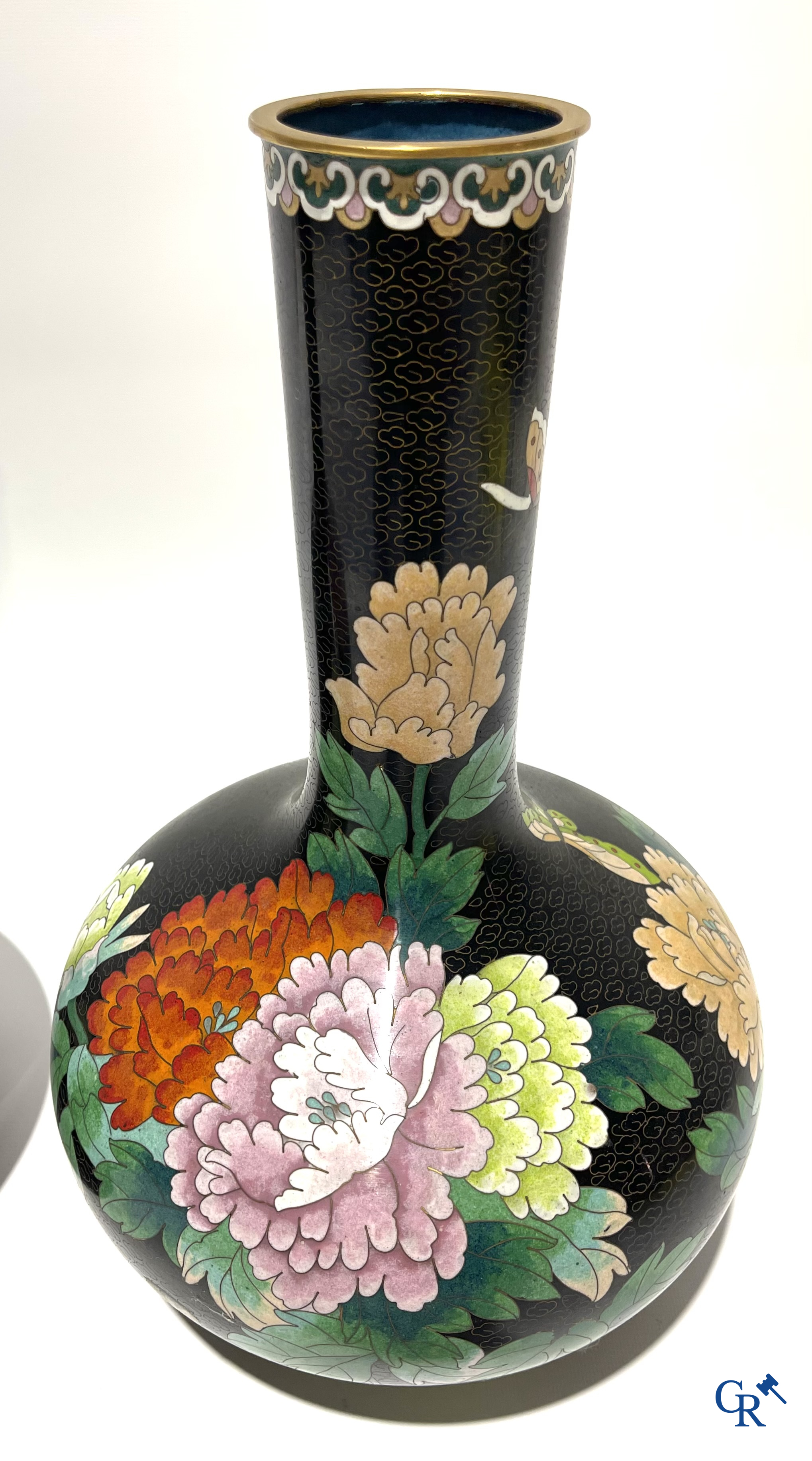 Een paar Chinese cloisonne vazen met bloemendecor.