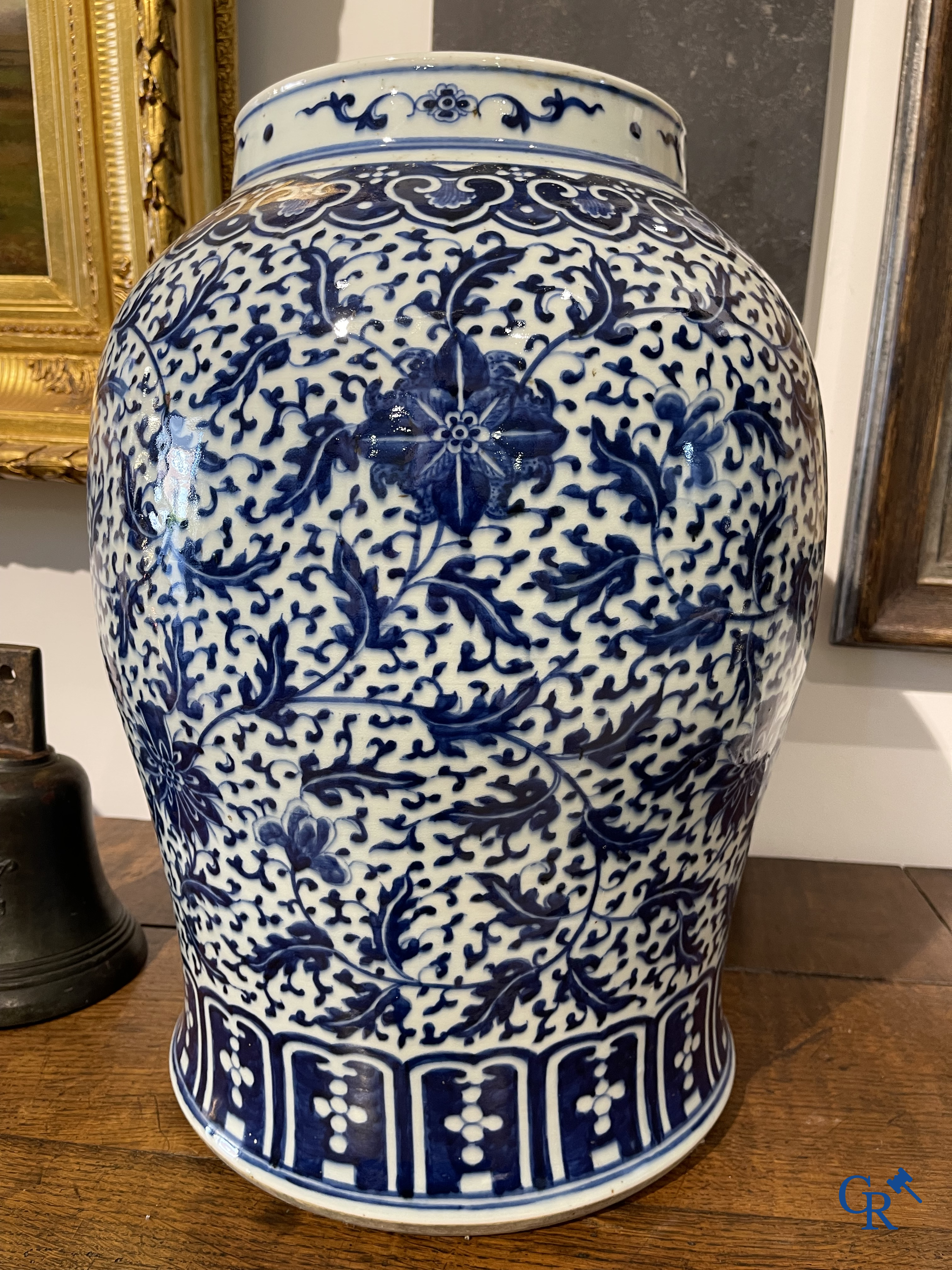 Asian Art. Chinese porcelain. A massive Chinese blue and white baluster vase and lid with lotus roll decor. 19th century.
