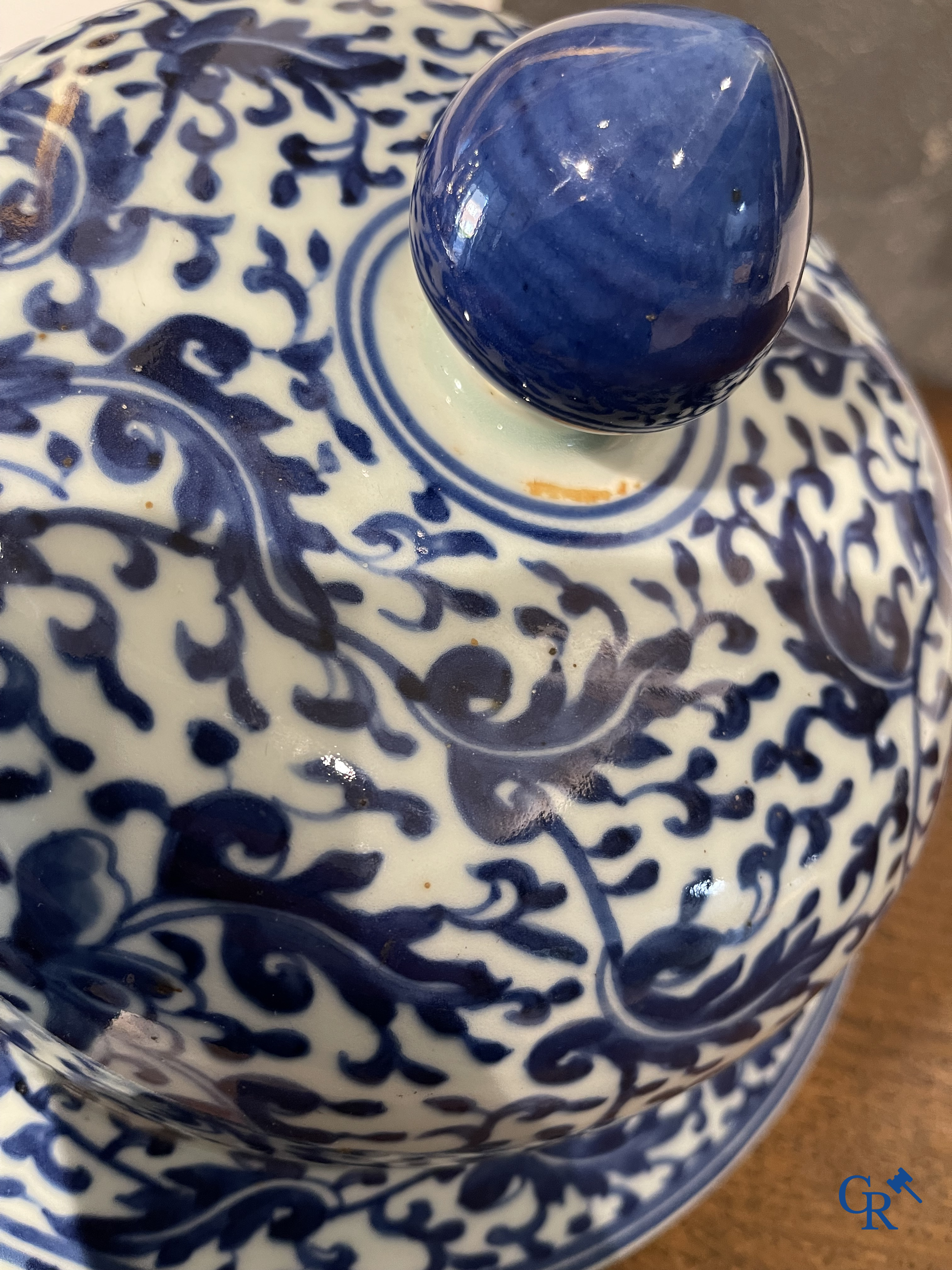 Asian Art. Chinese porcelain. A massive Chinese blue and white baluster vase and lid with lotus roll decor. 19th century.