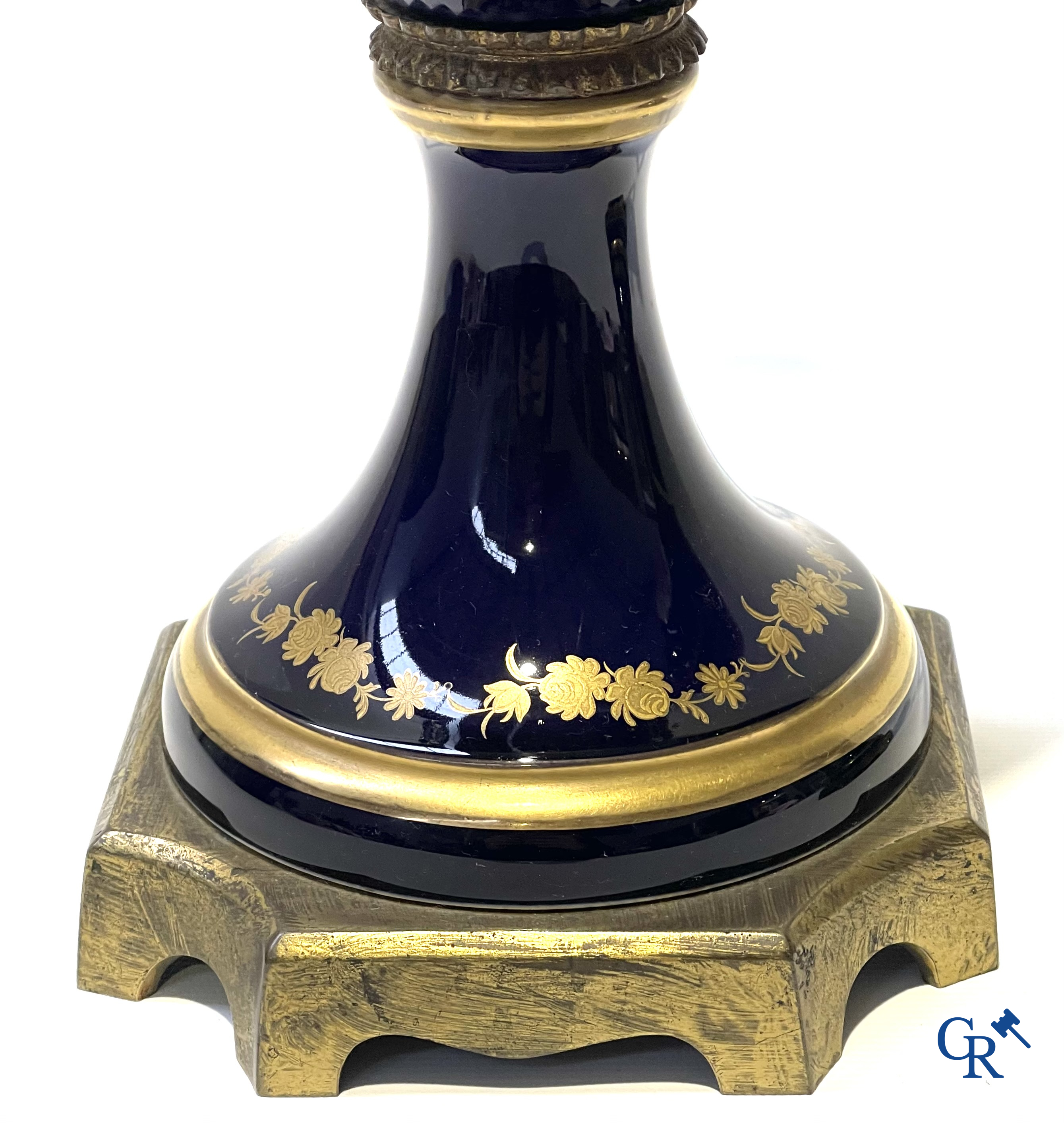 Paar grote vazen in porselein en brons met romantische taferelen. Sèvres stijl. 20ste eeuw.