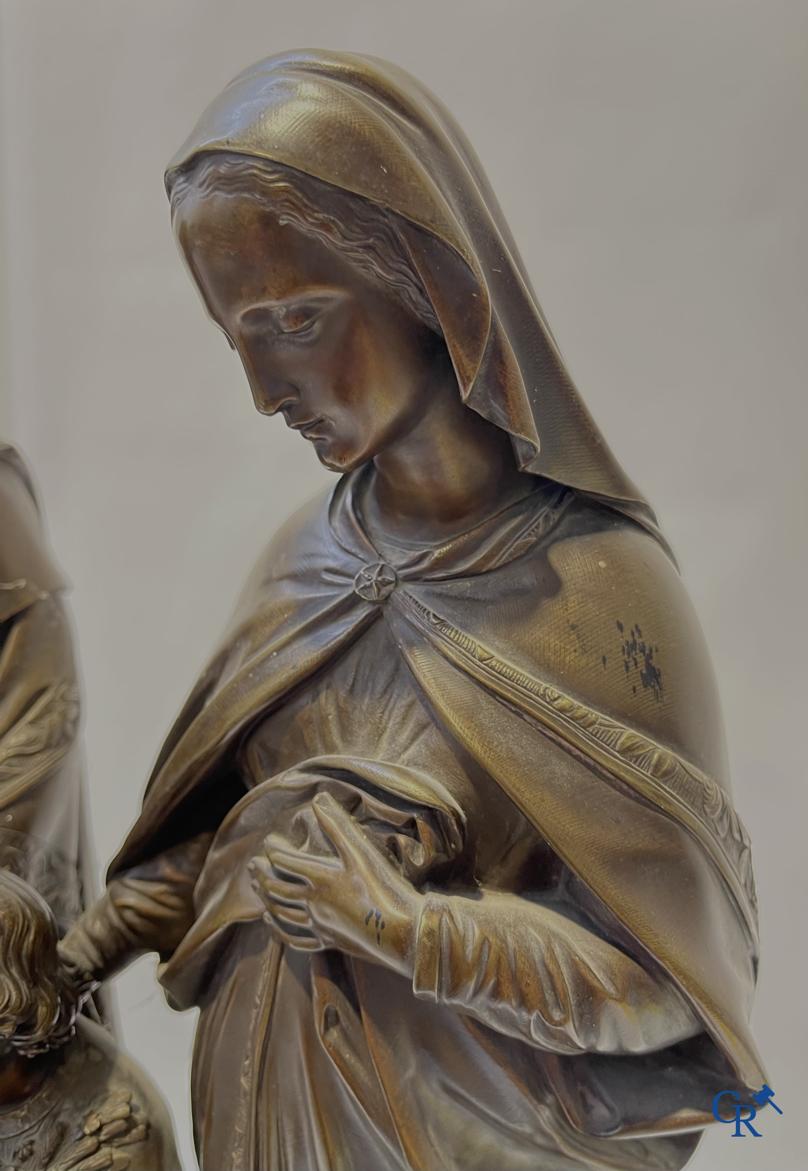 Susse Frères à Paris. Imposante schouwklok in groen geaderde marmer en rijkelijk vergulde bronzen. Napoleon III-periode.