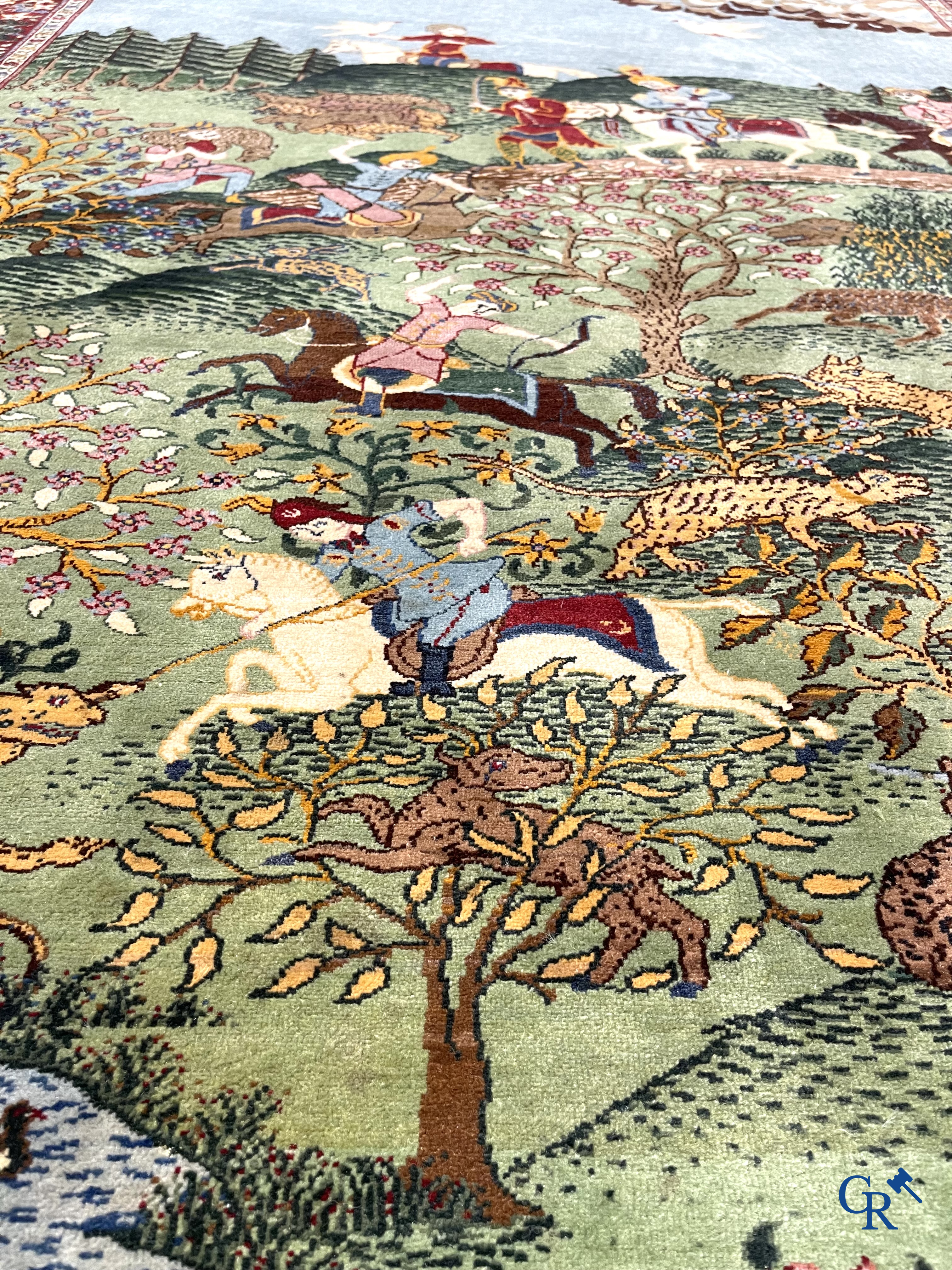 Oosterse tapijten. Ghoum. Een groot handgeknoopt tapijt met jachttaferelen.