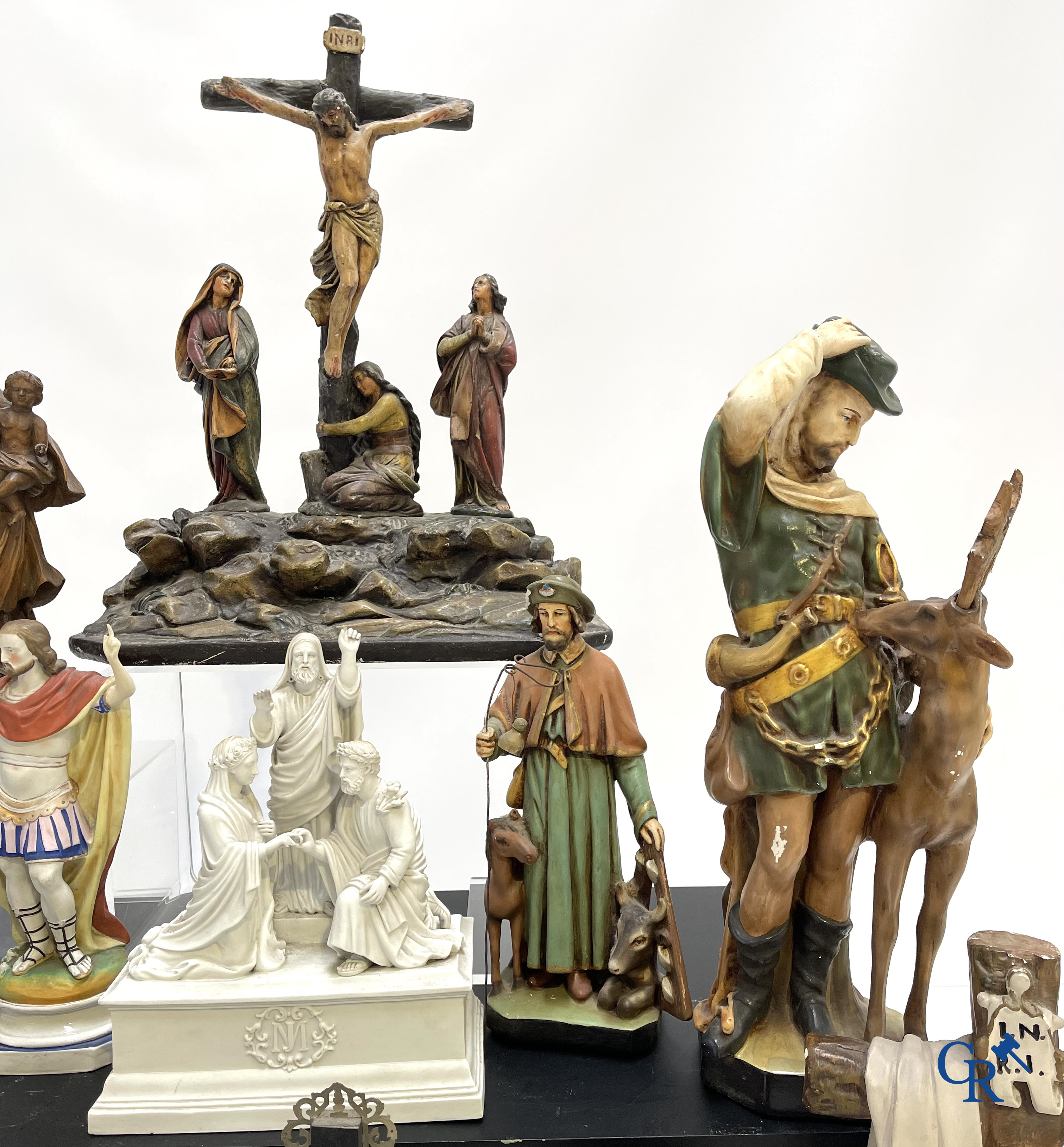 Religieuze objecten. Een groot lot heiligenbeelden in biscuit, hout, faience en plaaster.