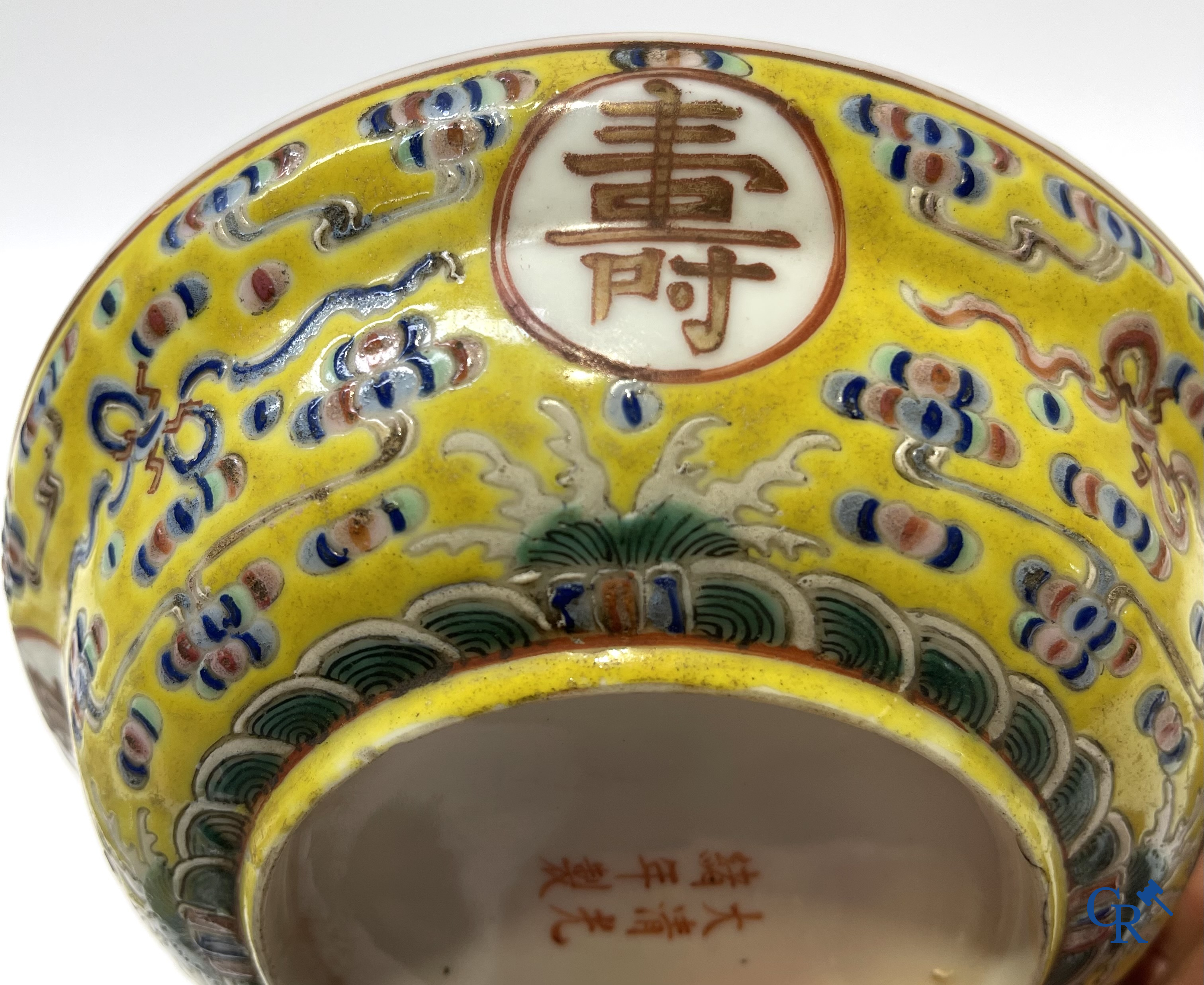 Aziatica. China. Een kavel met Canton porselein, een theepot en famille rose porselein met gele ondergrond.