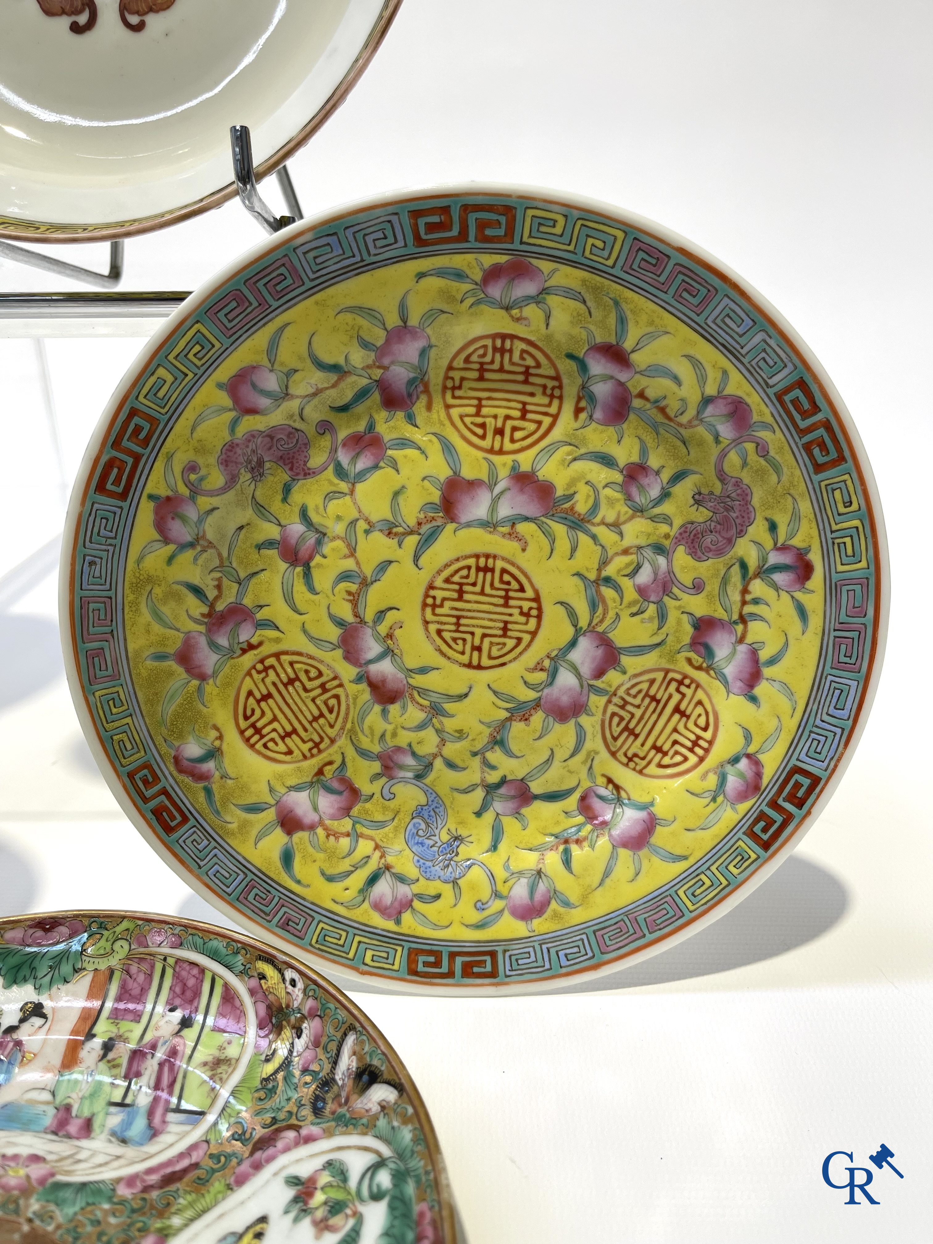 Aziatica. China. Een kavel met Canton porselein, een theepot en famille rose porselein met gele ondergrond.