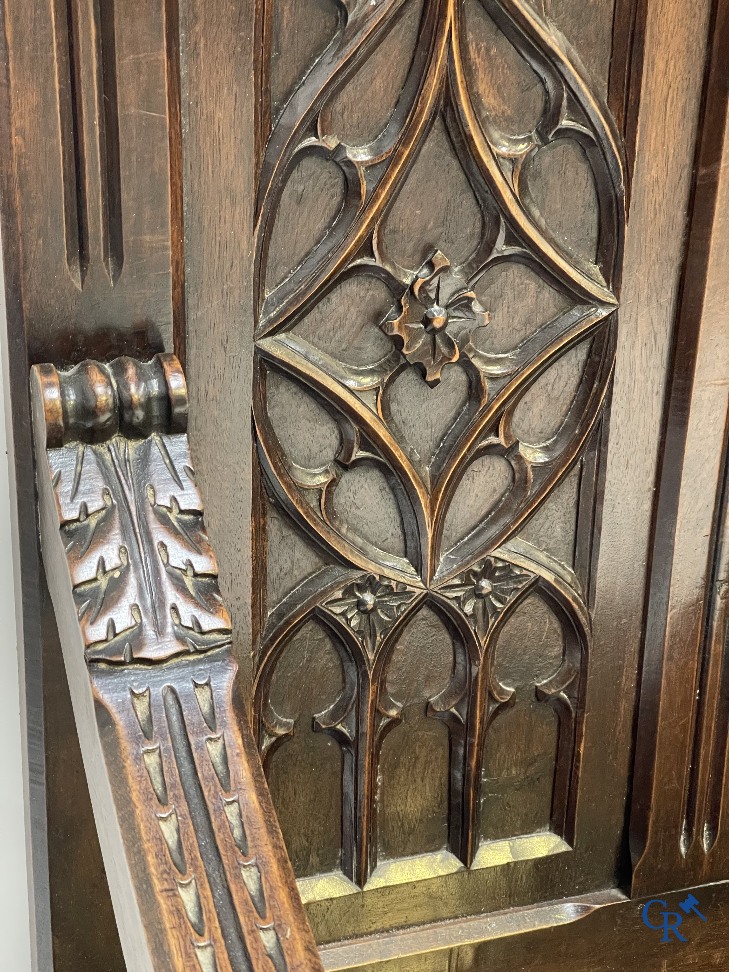 Een neogotische hallbank met koffer in notelaar. Gemerkt "Au Gros Chêne" à Paris.