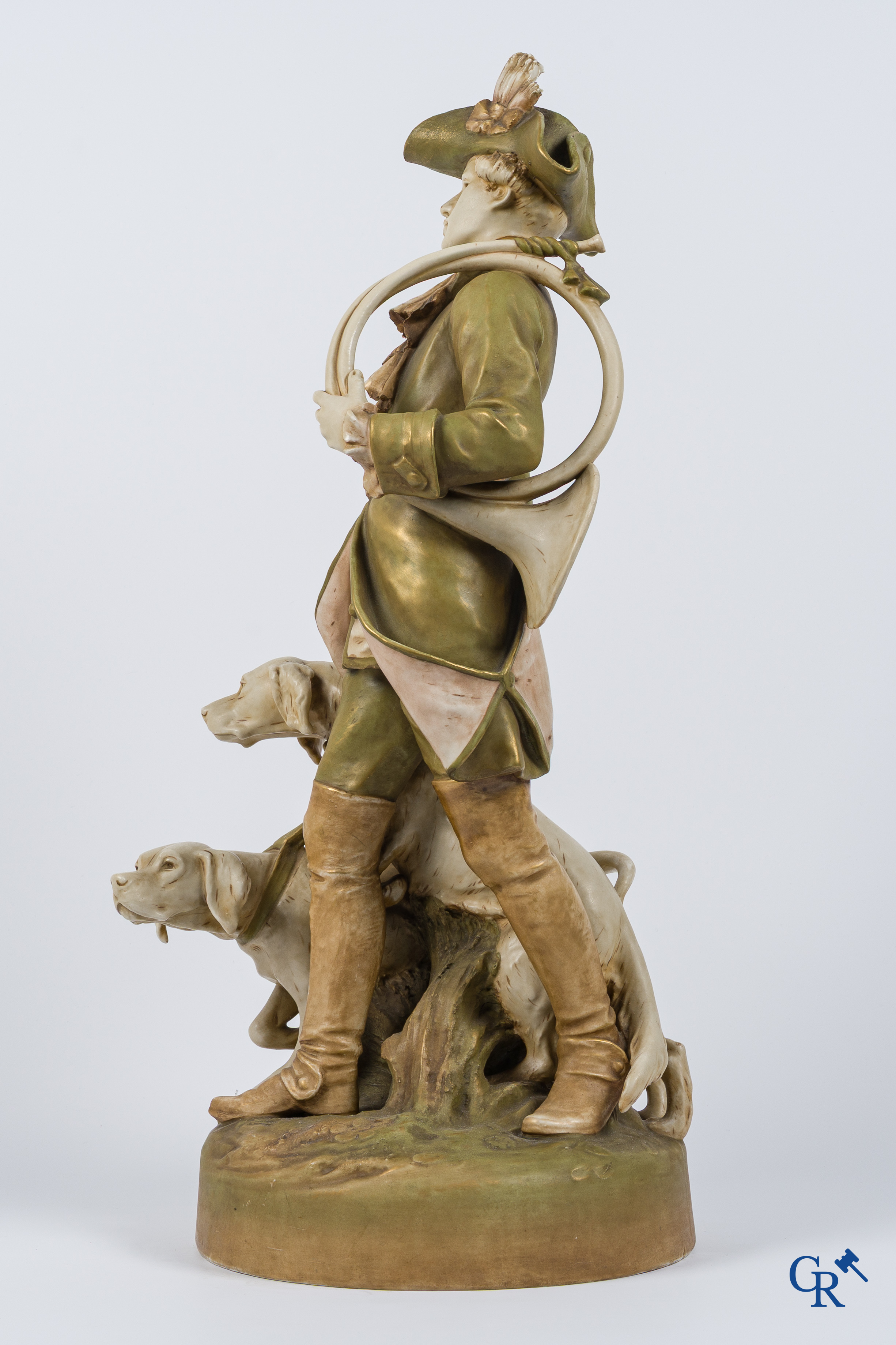 Royal Dux Bohemia. "Piqueur au Relais" Grote polychrome groep naar een model van Hippolyte Moreau en Prosper Lecourtier.