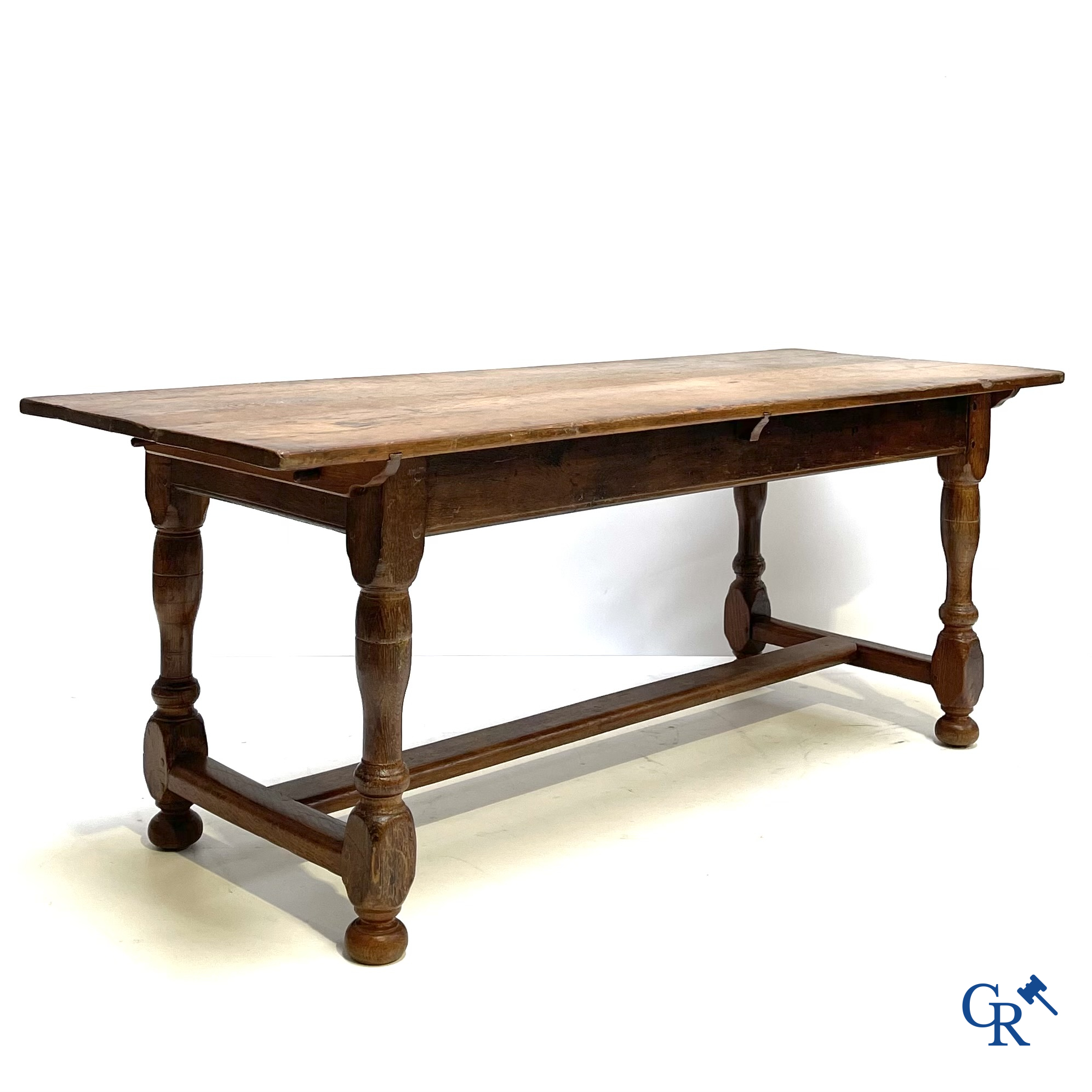 Eikenhouten tafel. 19e eeuw.