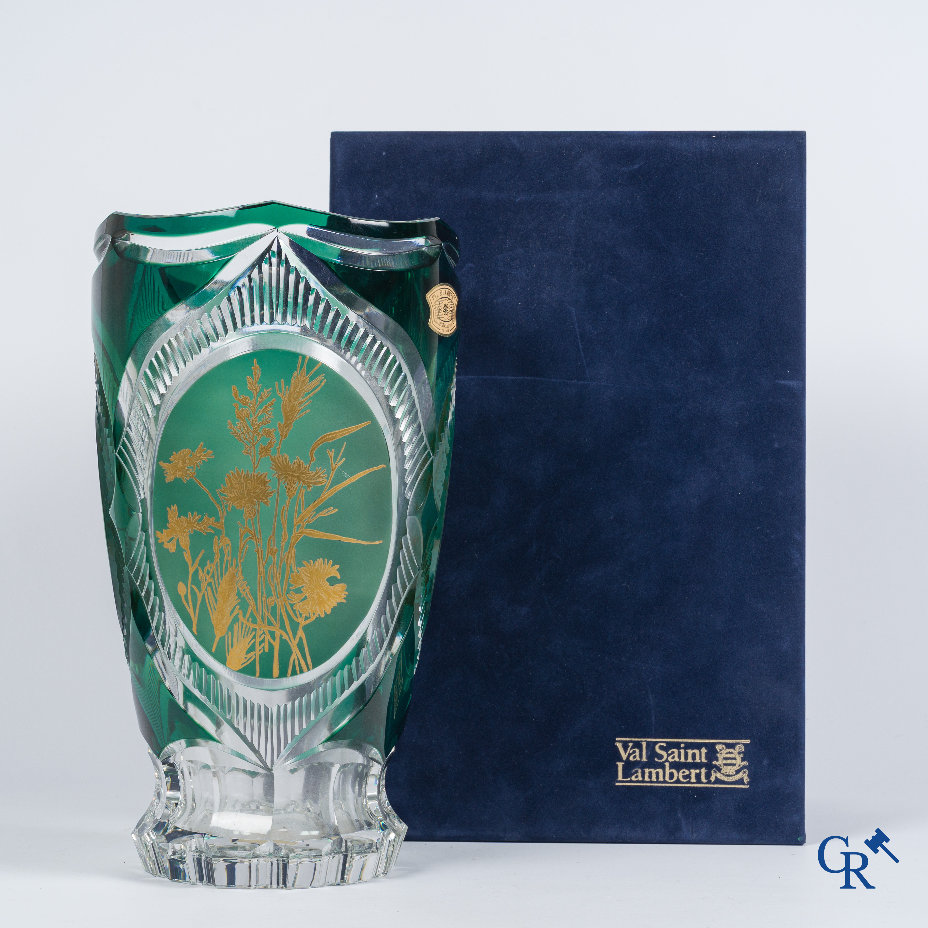 Val Saint Lambert. Een uitzonderlijke en imposante vaas in helder en smaragd groen geslepen kristal.