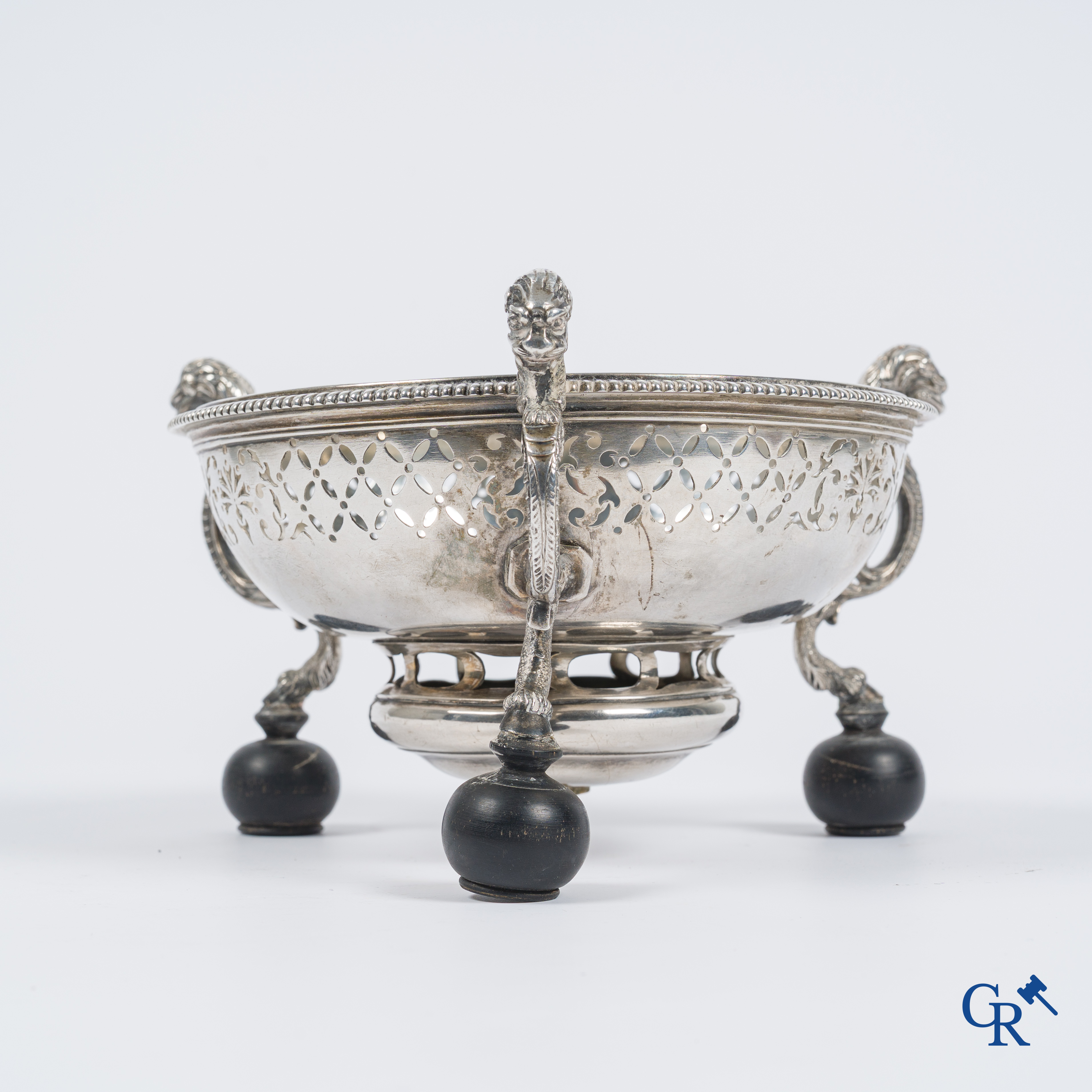 Zilver. Drie-potig tafelfornuis of "Réchaud à braises" Geen keurmerken zichtbaar. Waarschijnlijk Bergen, begin 18e eeuw.