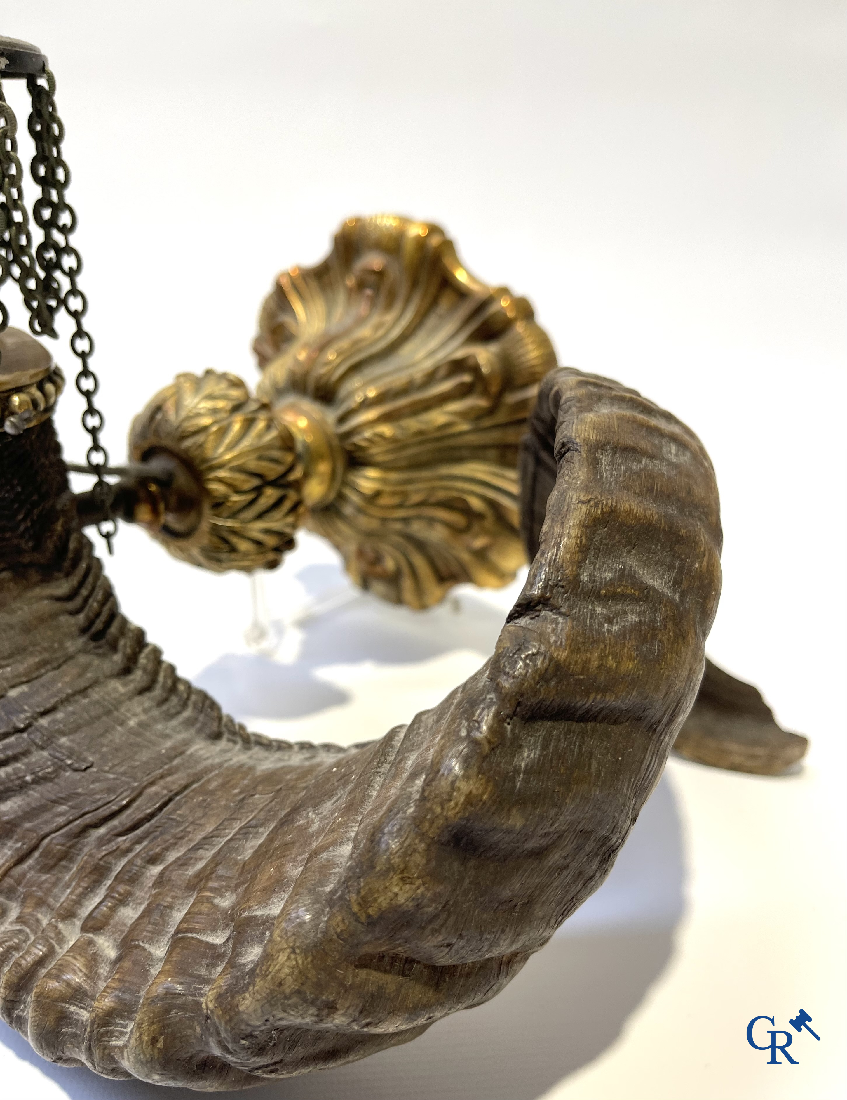 Een paar buitengewone decoratieve wandlichten in verguld en verzilverd brons met ramshoorns. Circa 1980.