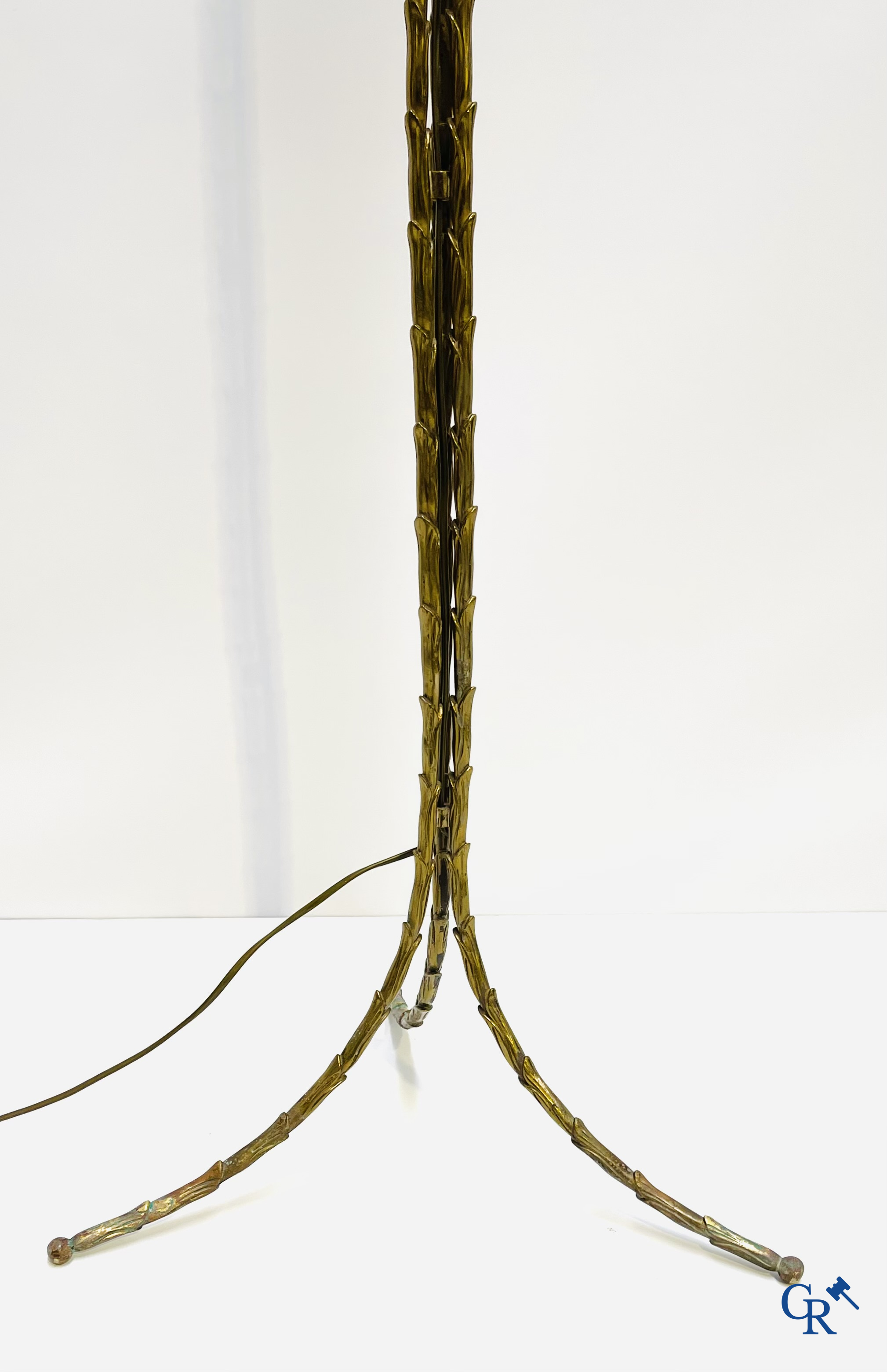 Maison Baguès, Palm lamp met drie-potige voet in verguld brons. Circa 1970.