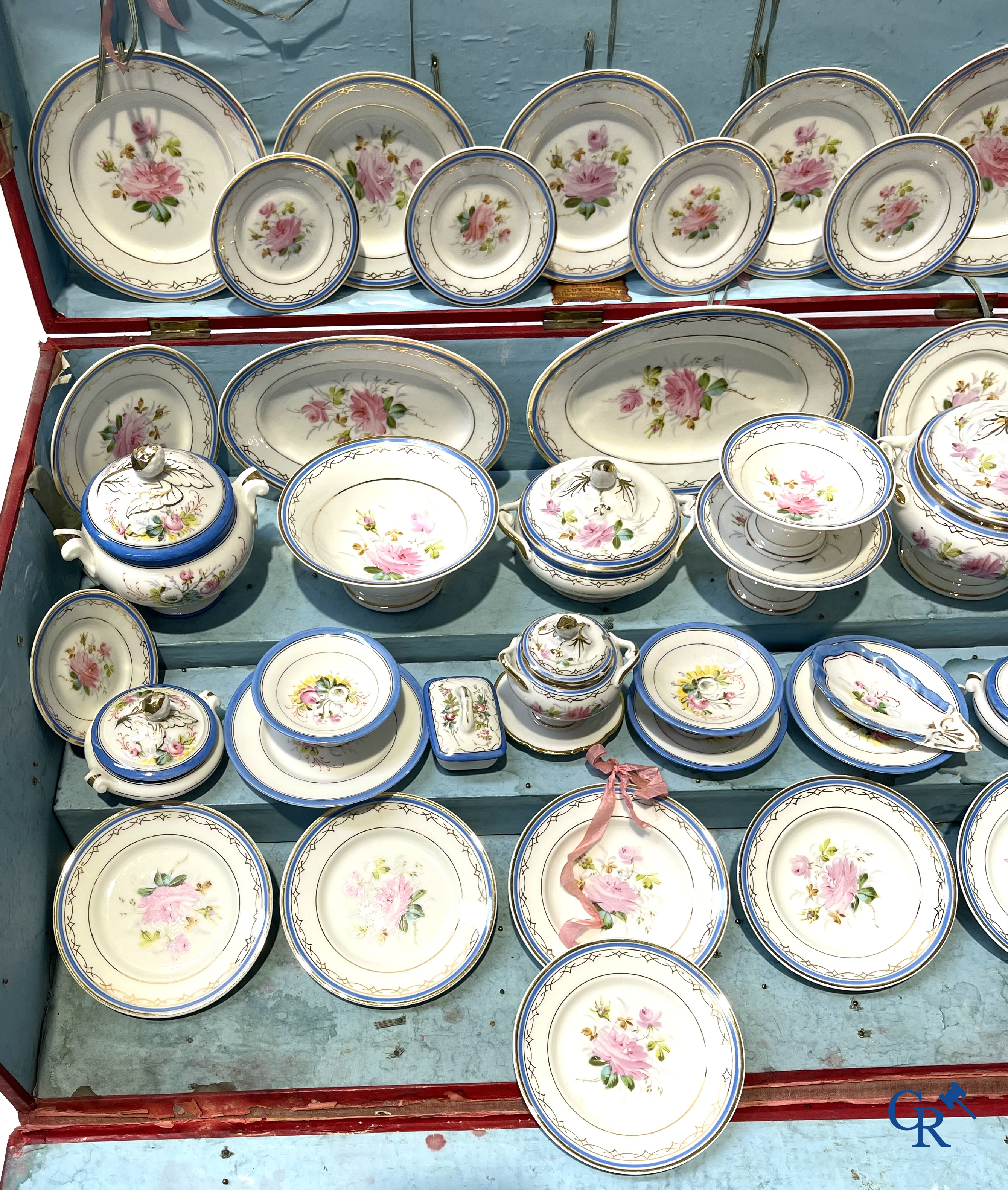Oud speelgoed, Uitzonderlijk porseleinen poppenservies in originele koffer. Maison Bail, 210, Rue de Rivoli Paris.