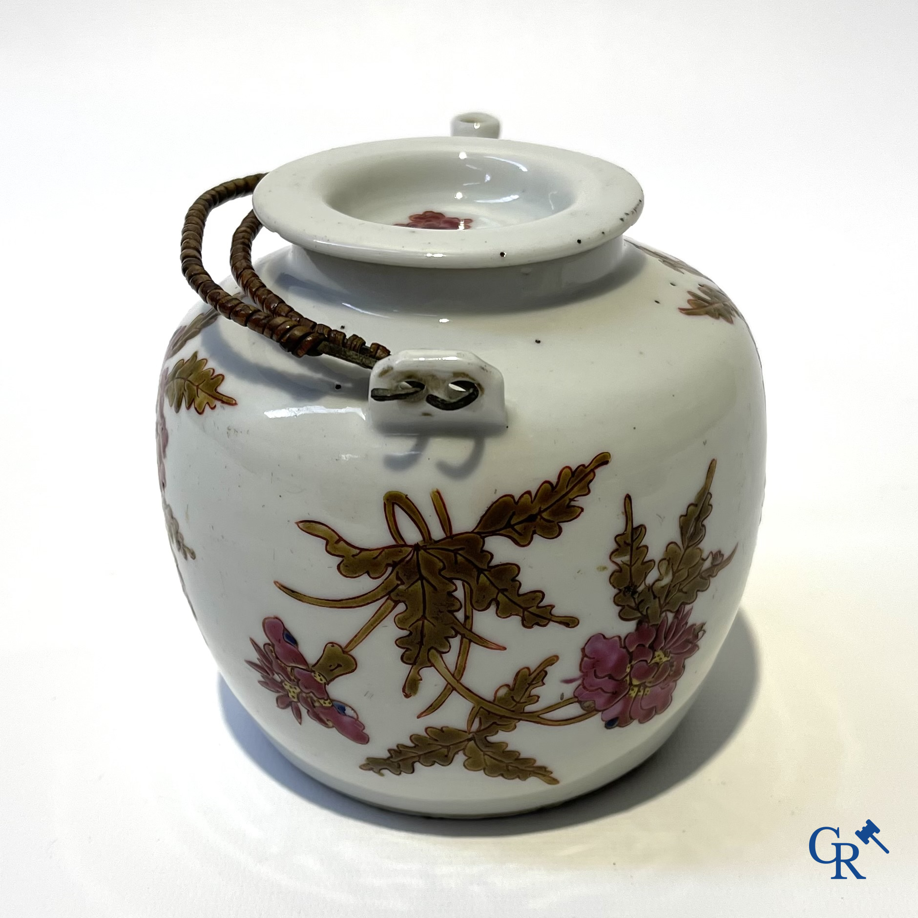 Aziatica. China. Een kavel met Canton porselein, een theepot en famille rose porselein met gele ondergrond.