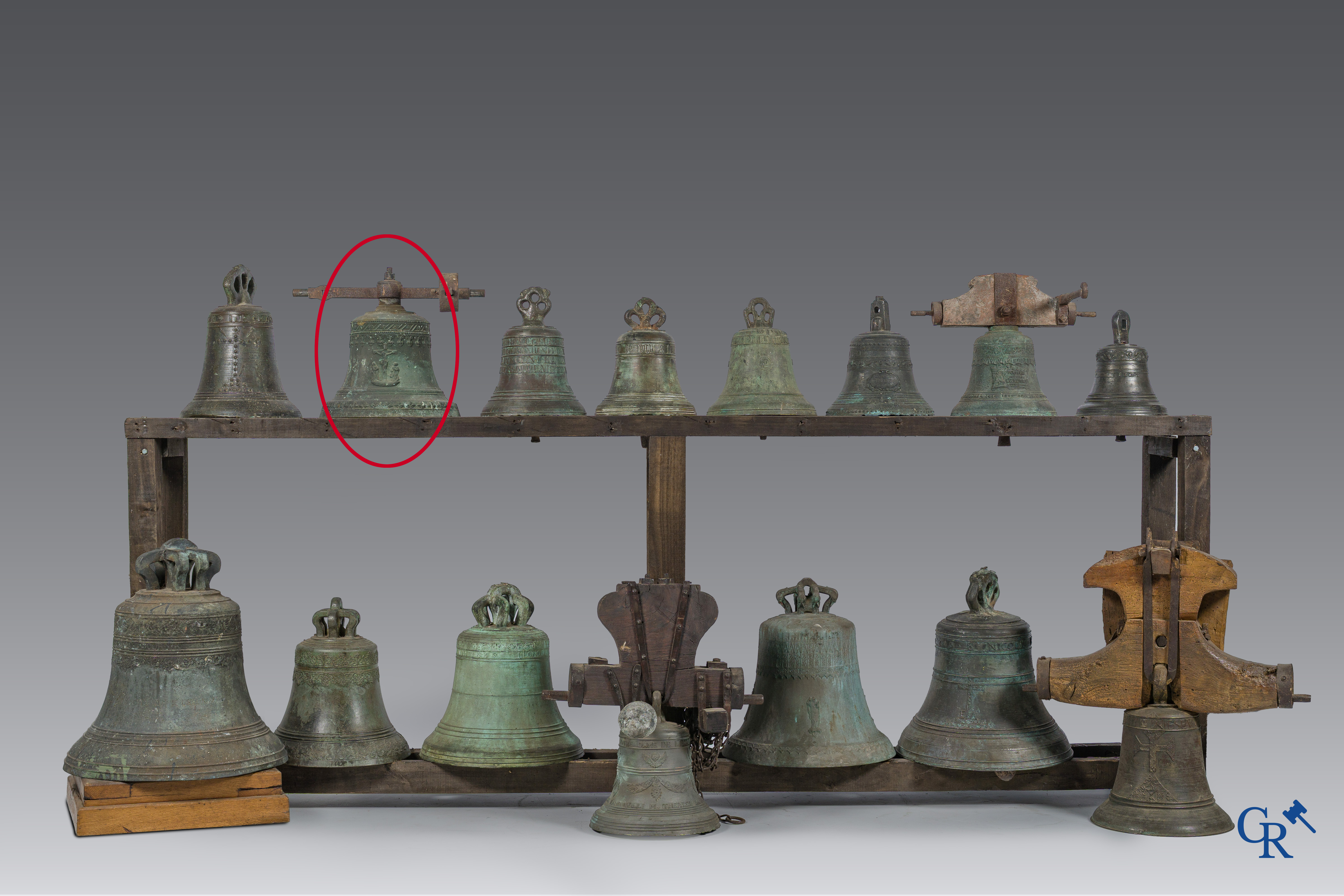 Religieuze objecten. Een antieke kerkklok of bel in brons. Peter Hilzen Neustadt 1887. Met origineel smeedijzer juk.