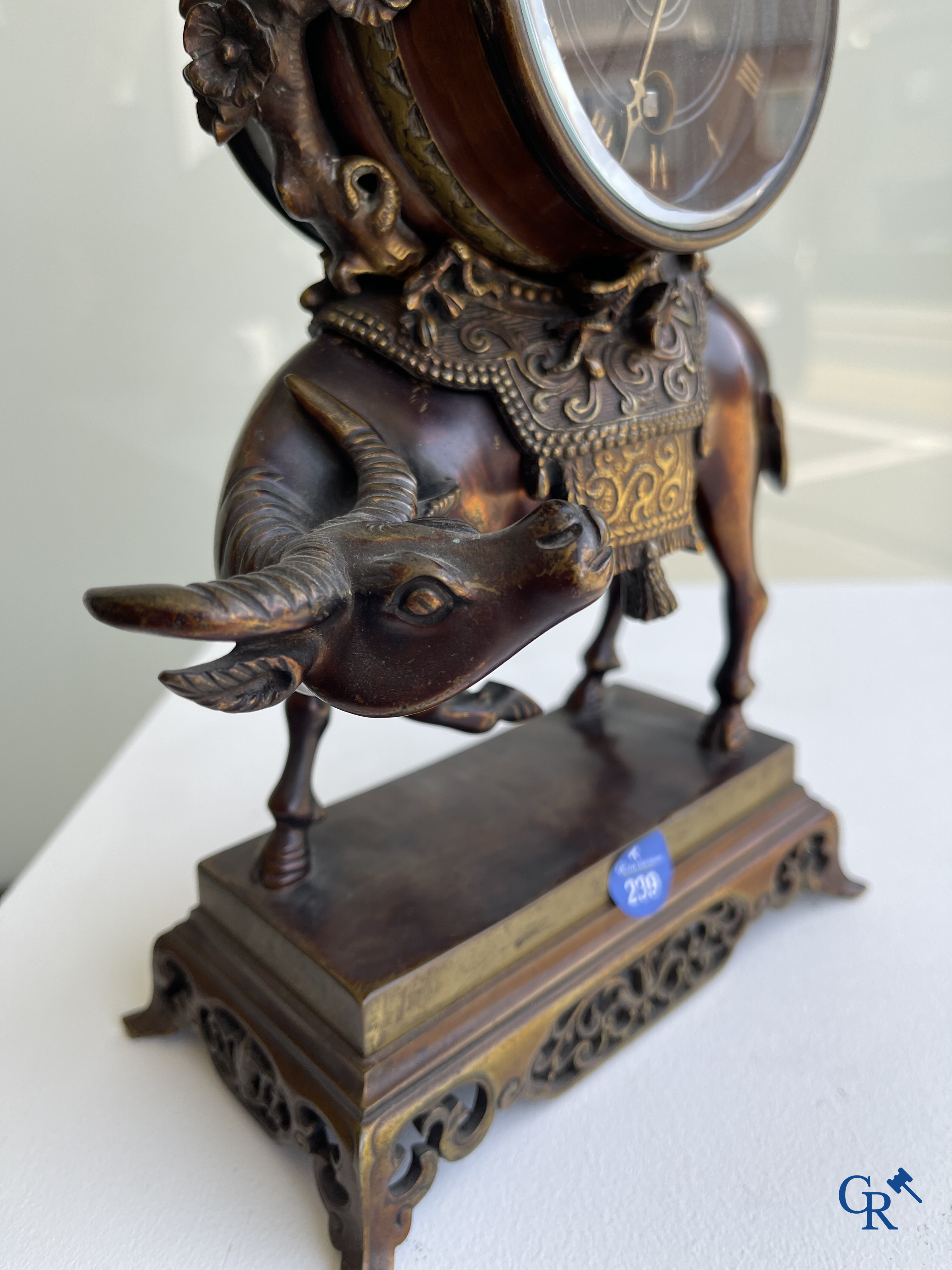 Escalier de Cristal à Paris. Een Franse klok met waterbuffel in Japoniserende stijl. Circa 1880.