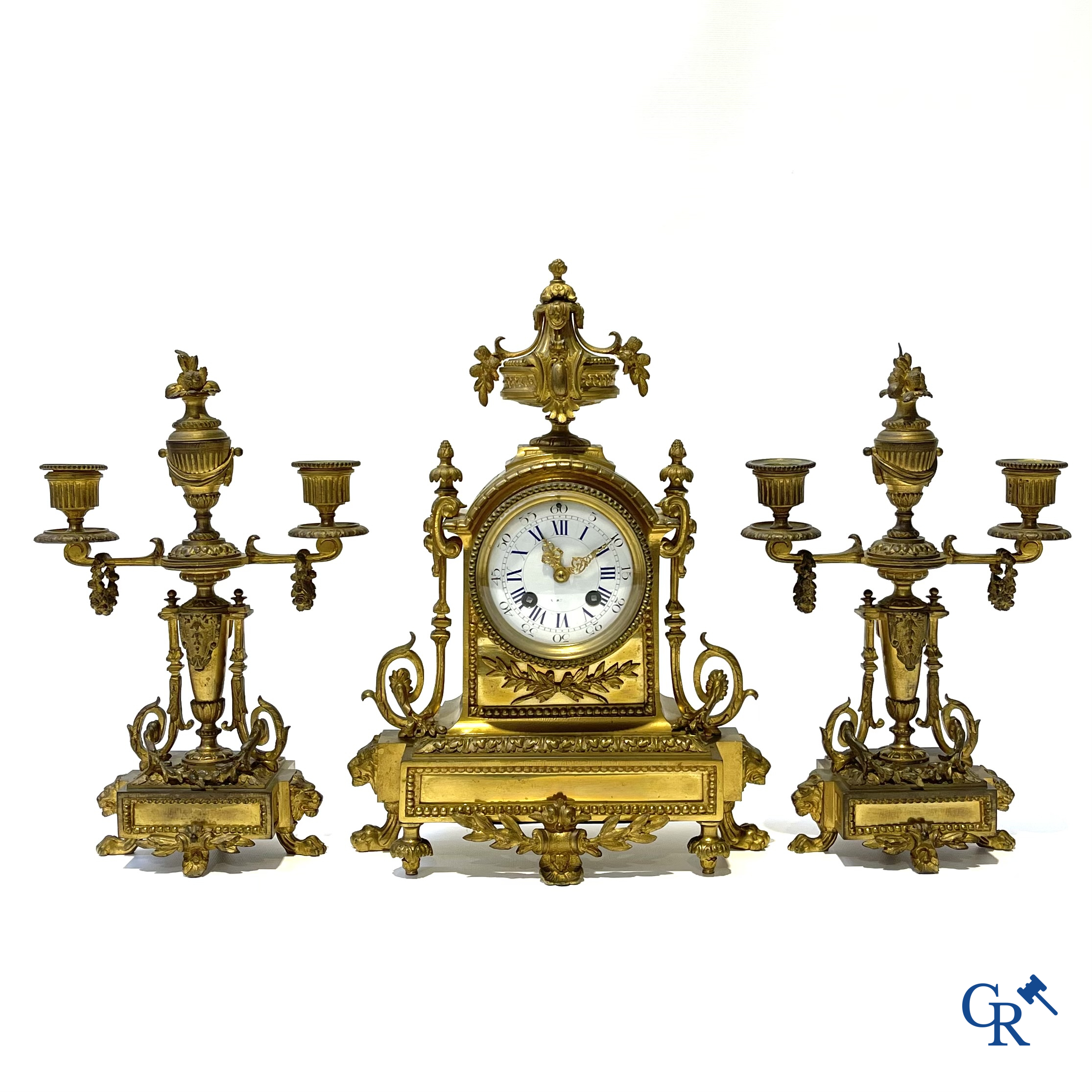 Een 3-delig klokstel in verguld brons. LXVI-stijl. Circa 1900.