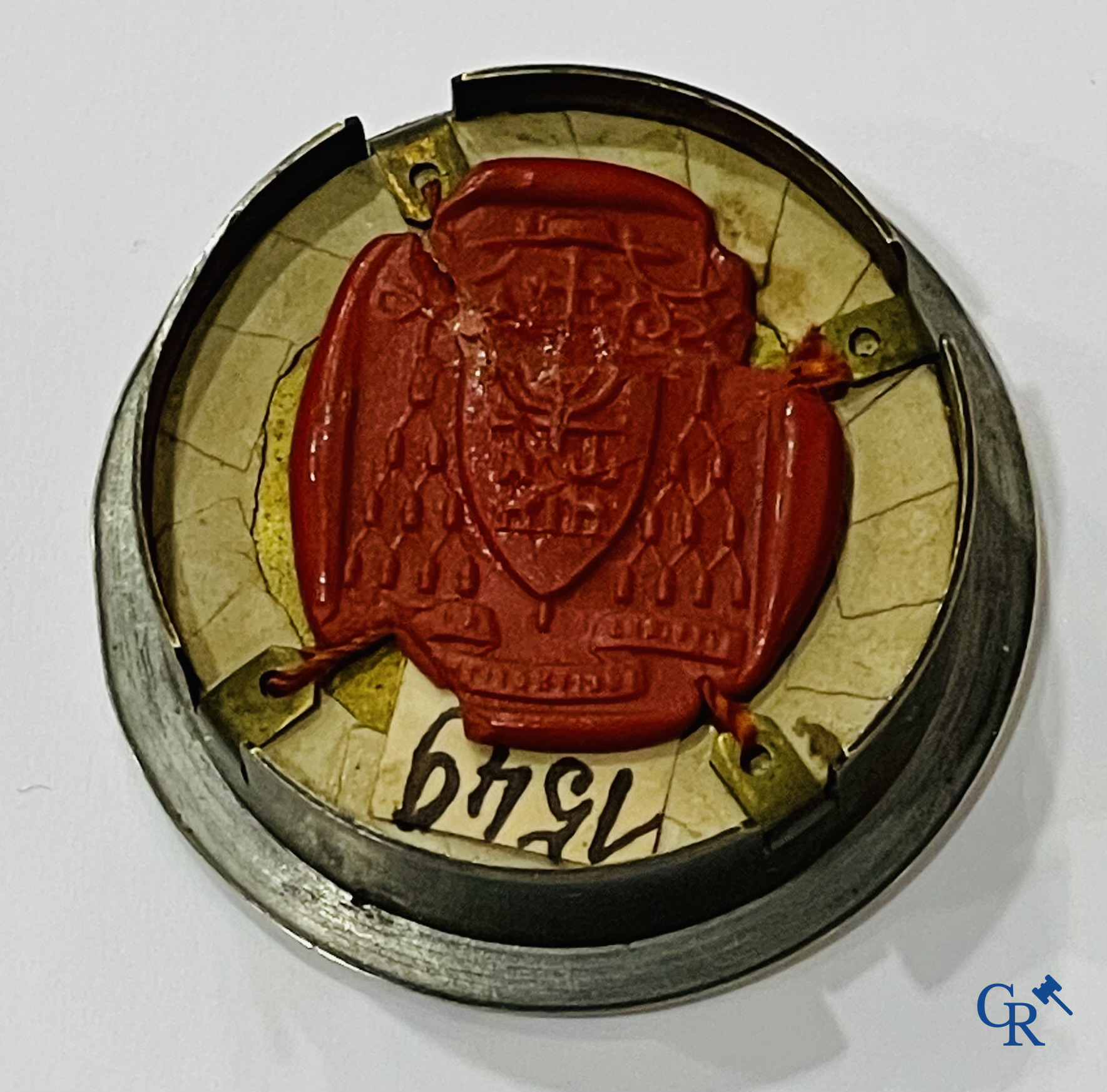 Religieuze objecten. Een kavel van 3 thecas met relikwieën, waaronder een verzegelde theca met relikwie S. Joannis.