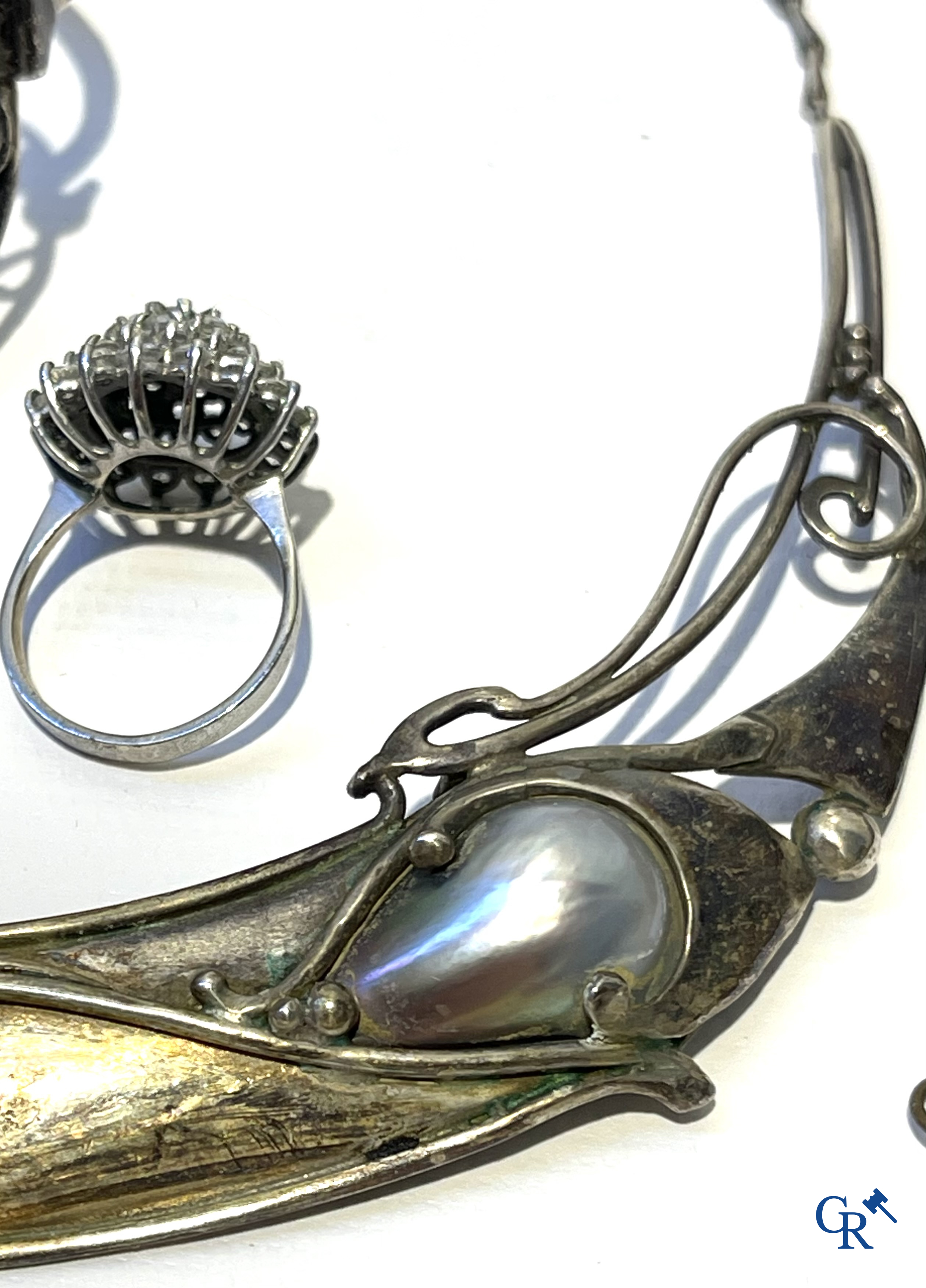 Groot lot verzamelobjecten, zakhorloge, fantasiejuwelen en andere. Meerdere in zilver.